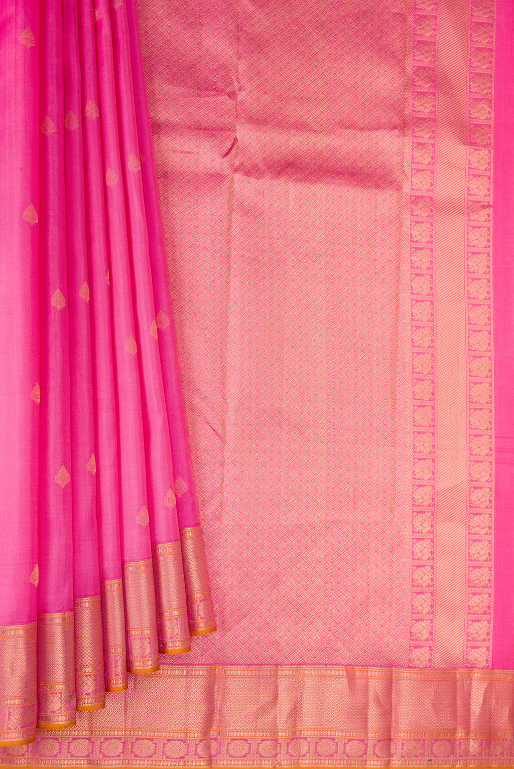 Pleats and pallu of Rose pink Kanchipuram Silk Saree with Zari Butta on the body and Zari Border. 
