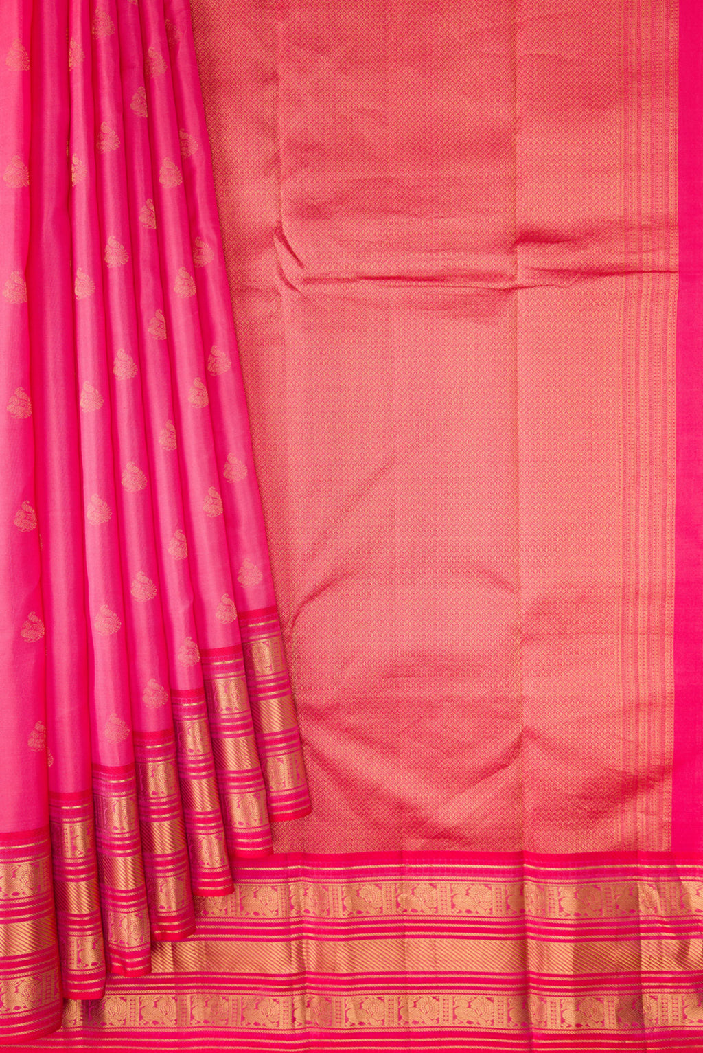 Pleats and pallu of Rose pink Kanchipuram Silk Saree with Zari Butta on the body and Zari Border. 