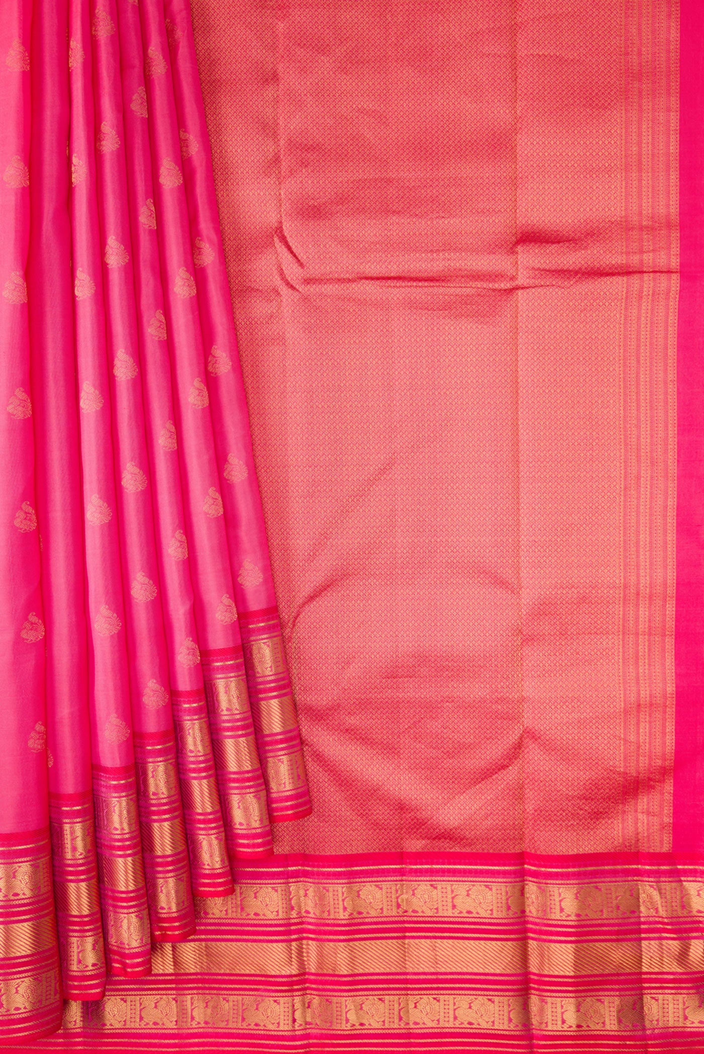 Pleats and pallu of Rose pink Kanchipuram Silk Saree with Zari Butta on the body and Zari Border. 