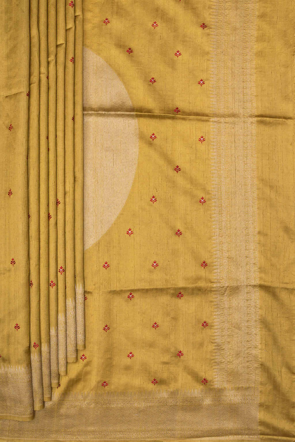 Pleats and pallu of Pure Silk Gold Dual Tone Raw Saree with Embroidery on the body and Zari Border. 