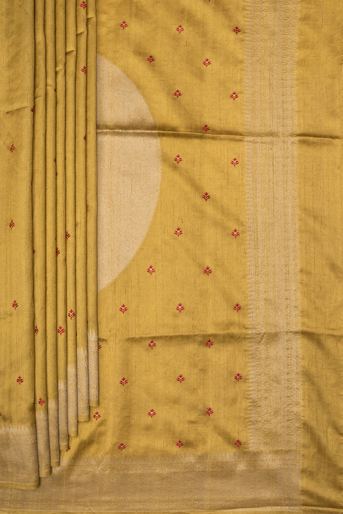 Pleats and pallu of Pure Silk Gold Dual Tone Raw Saree with Embroidery on the body and Zari Border. 