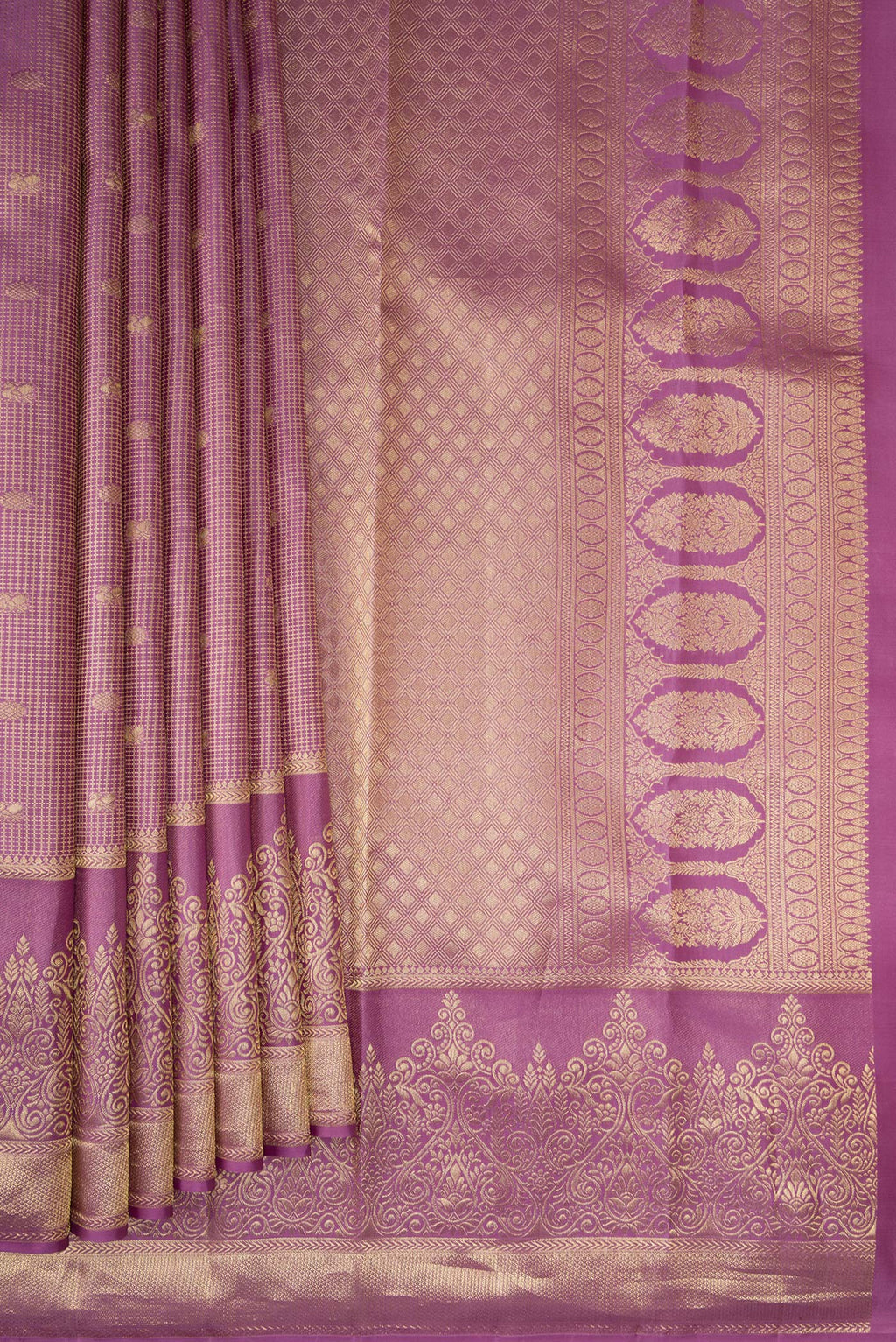 Pleats and pallu of Pure Silk Mauve Dual Tone Kanchipuram Saree with Zari Brocade on the body and Zari Border. 