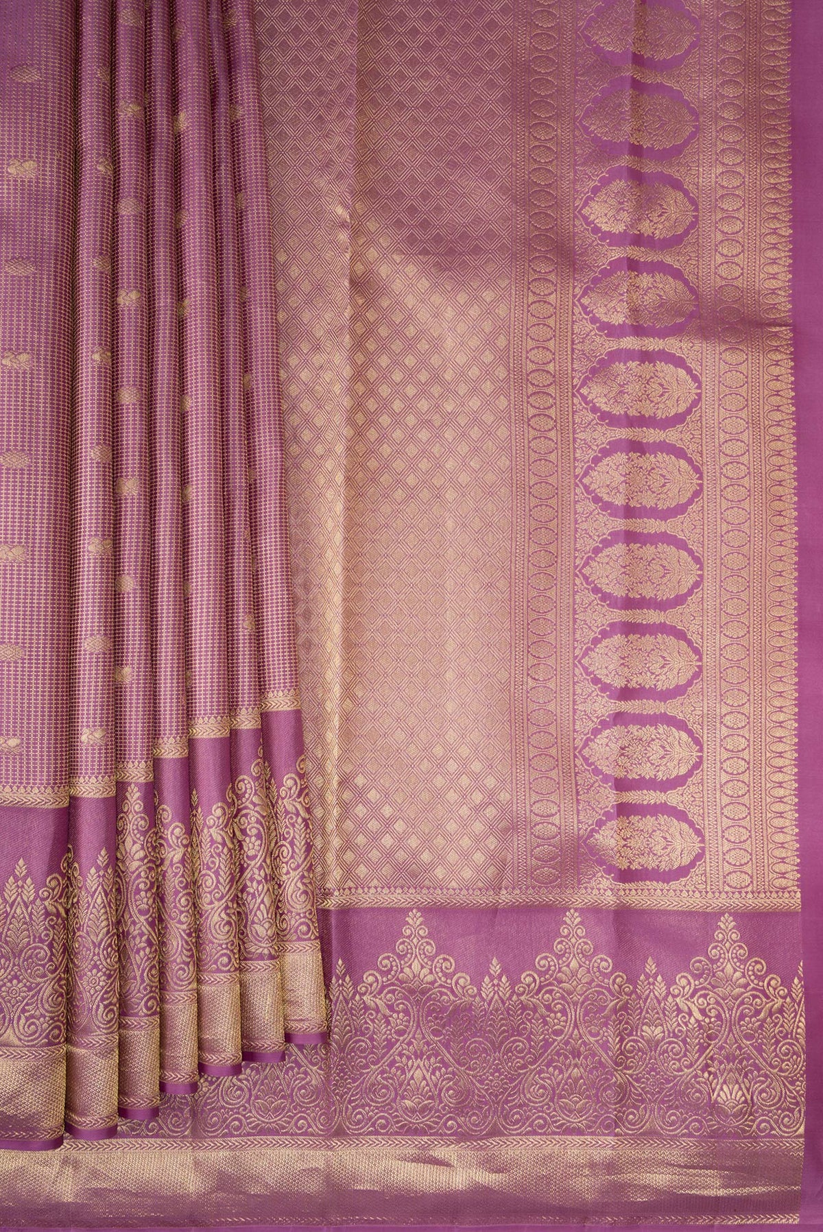 Pleats and pallu of Pure Silk Mauve Dual Tone Kanchipuram Saree with Zari Brocade on the body and Zari Border. 