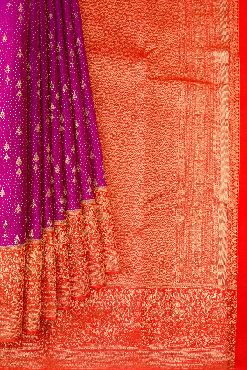 Pleats and pallu of Pure Silk Magenta Kanchipuram Saree with Zari Brocade on the body and Fancy Border. 