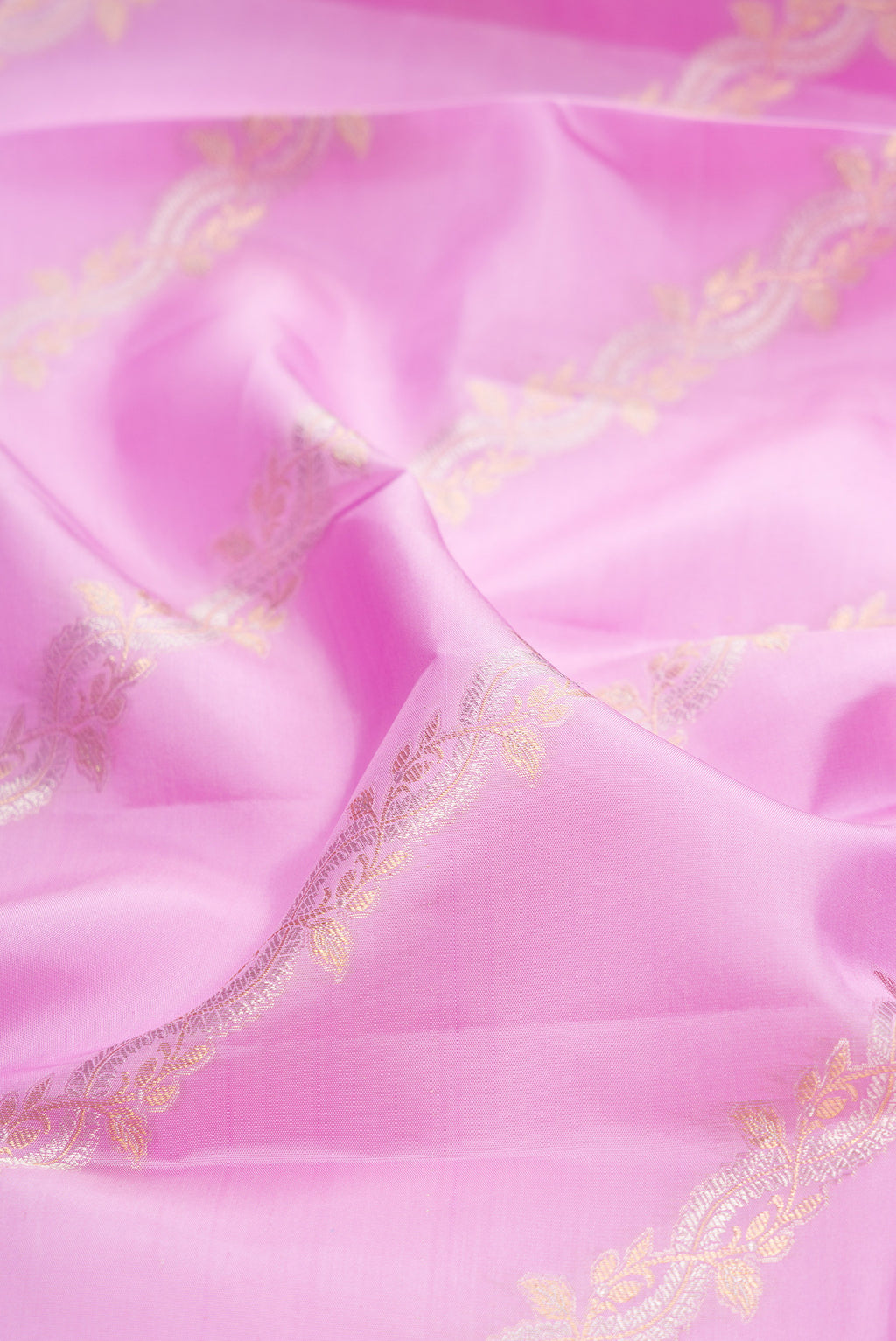 Close up of Lavender Dual Tone Kanchipuram Silk Saree with Zari Butta on the body and Zari Border.  displaying folds