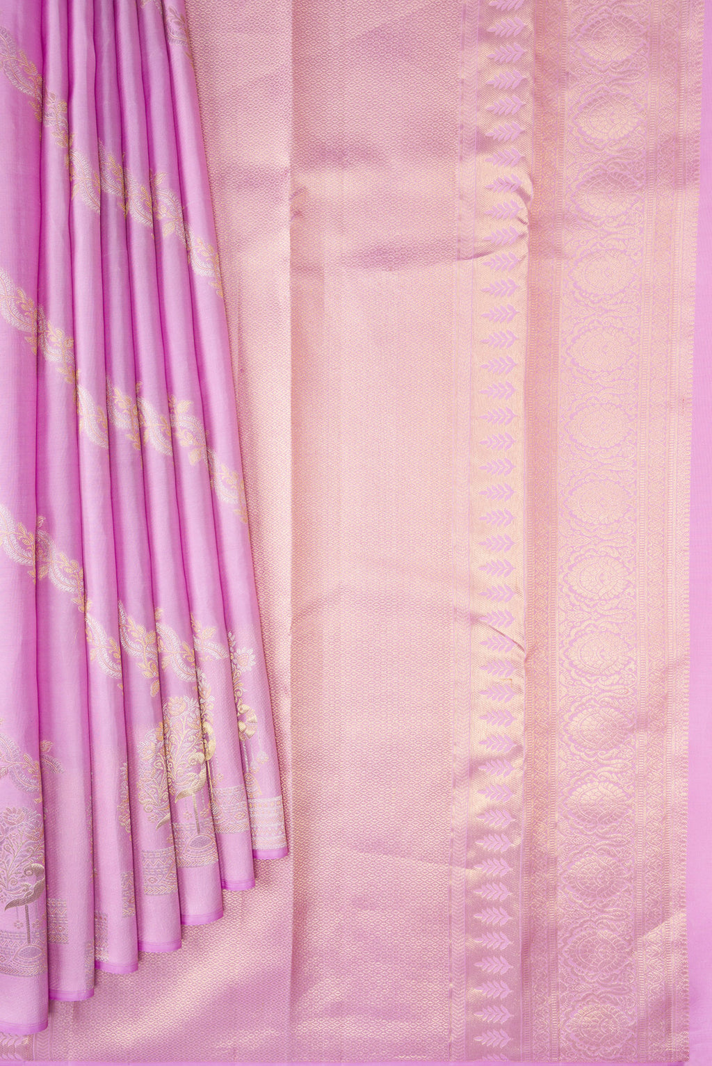 Pleats and pallu of Lavender Dual Tone Kanchipuram Silk Saree with Zari Butta on the body and Zari Border. 