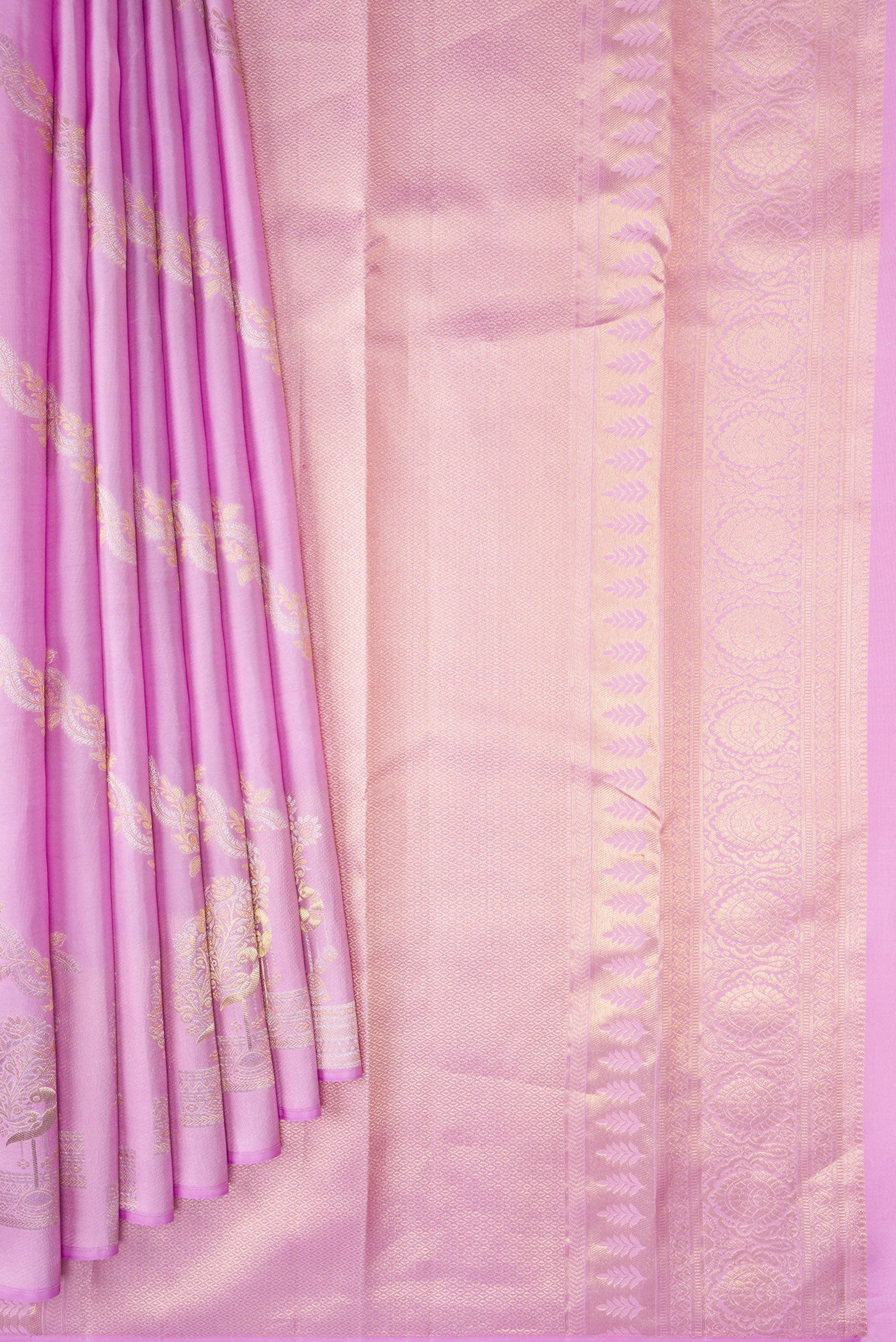 Pleats and pallu of Lavender Dual Tone Kanchipuram Silk Saree with Zari Butta on the body and Zari Border. 