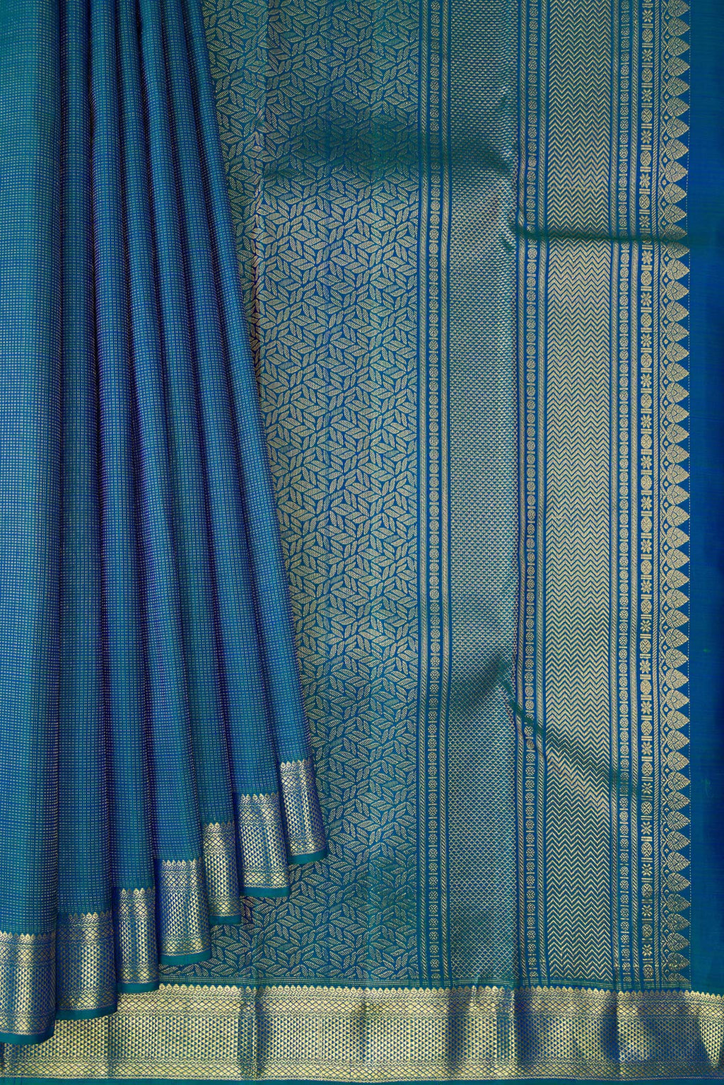 Pleats and pallu of Pure Silk Peacock Blue Dual Tone Kanchipuram Saree with Checked design on the body and Zari Border. 