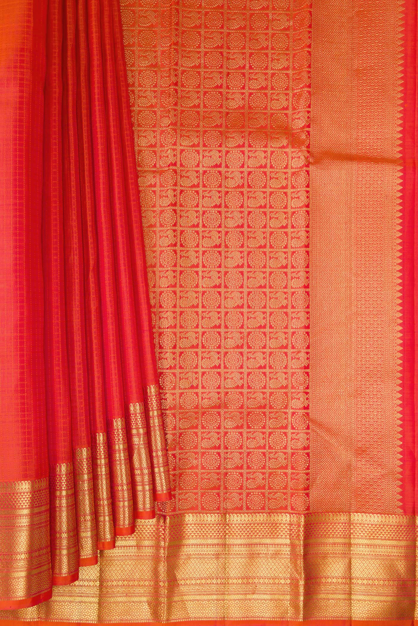 Pleats and pallu of Pure Silk Orange Dual Tone Kanchipuram Saree with Checked design on the body and Zari Border. 