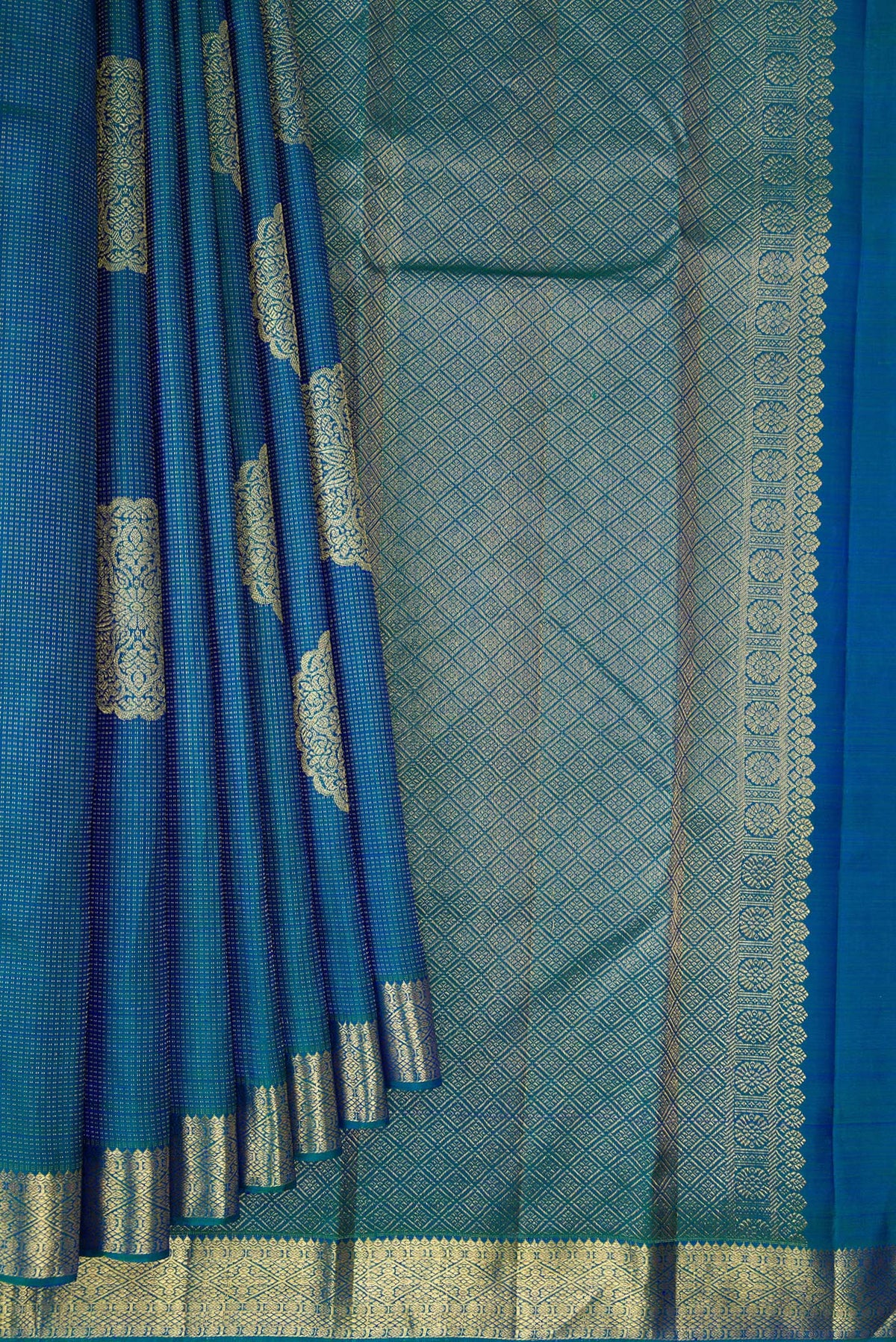 Pleats and pallu of Pure Silk Peacock Blue Dual Tone Kanchipuram Saree with Zari Butta on the body and Zari Border. 