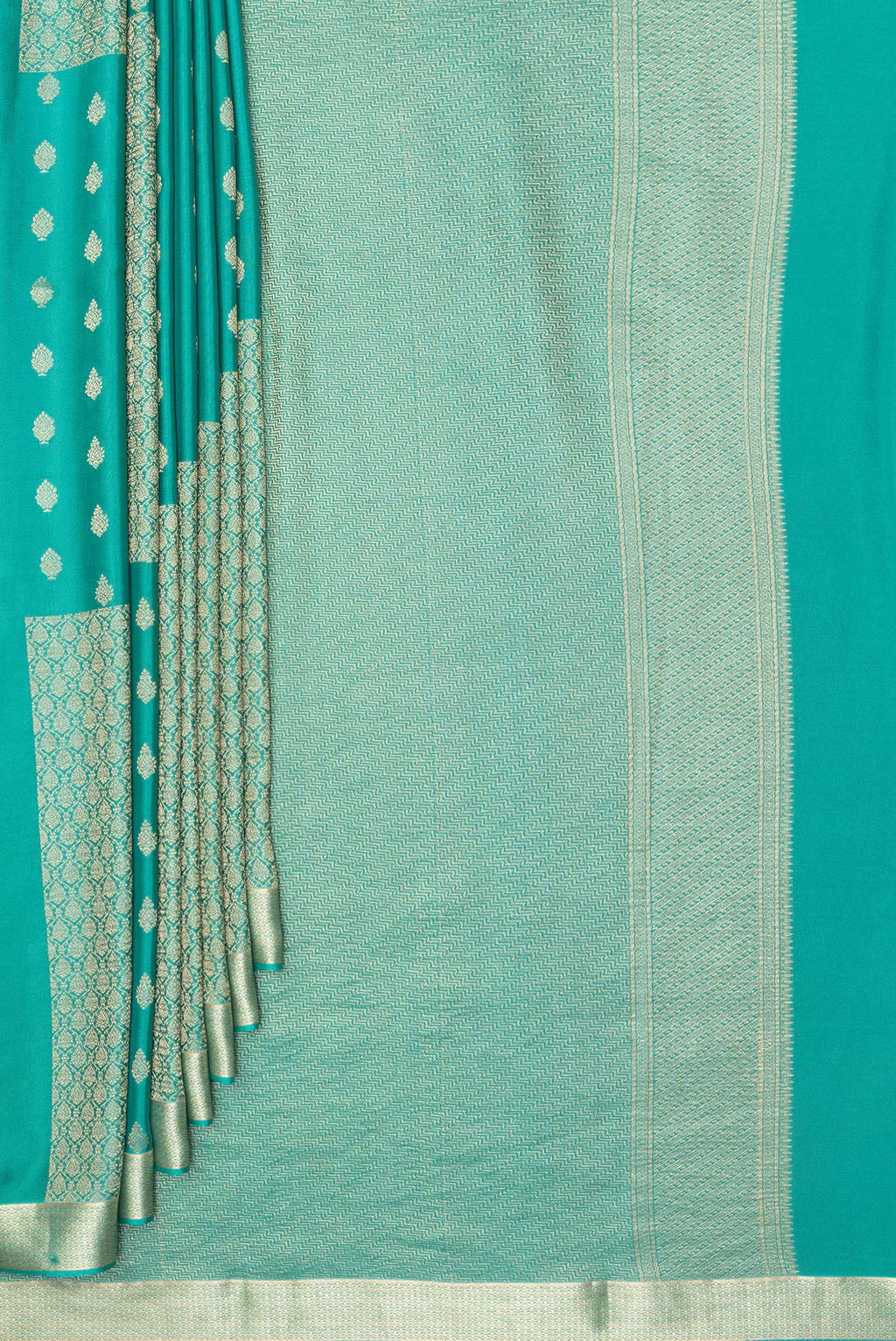 Pleats and pallu of Pure Silk Sea Green Dual Tone Banarasi Georgette Saree with Zari Butta on the body and Zari Border. 