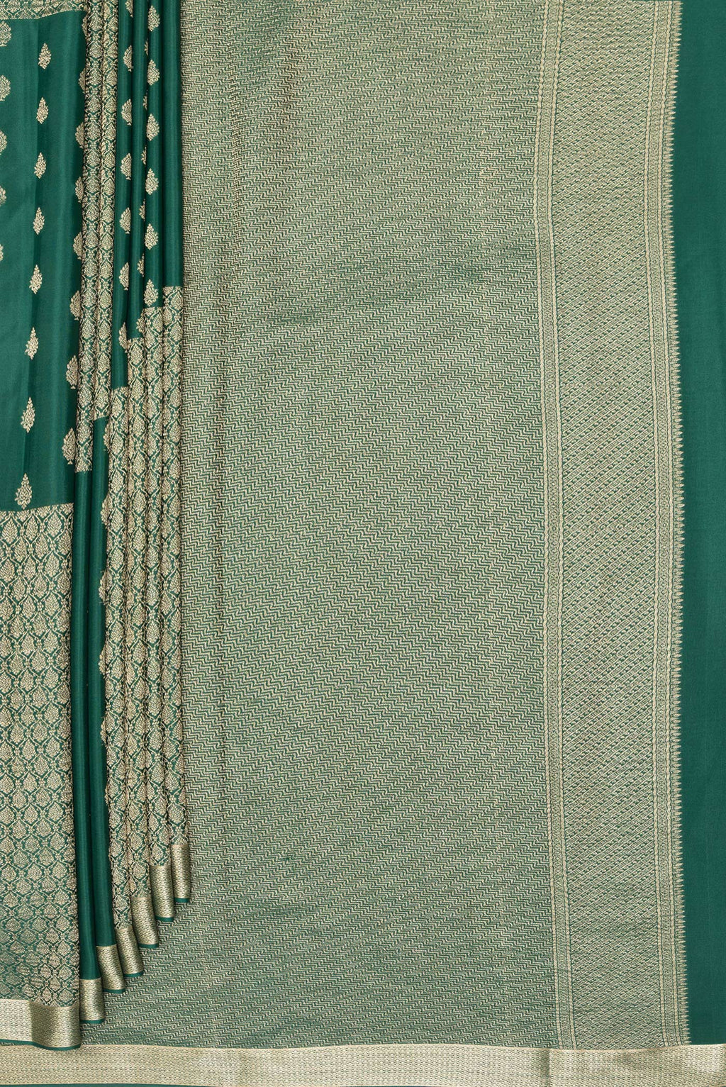 Pleats and pallu of Bottle Green Dual Tone Banarasi Georgette Saree with Zari Butta on the body and Zari Border. 