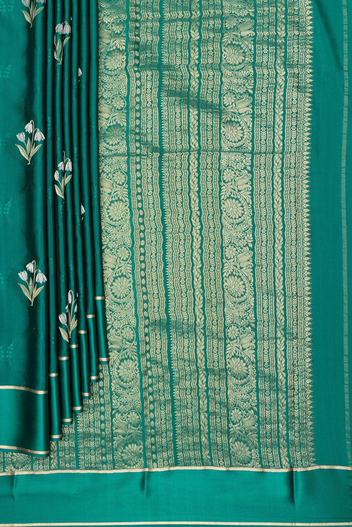 Pleats and pallu of Green Mysore Crepe Saree with Jacquard With Zari Butta on the body and Zari Border. 