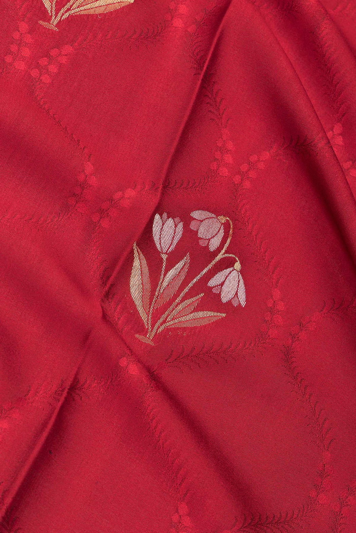 Close up of Maroon Dual Tone Banarasi Georgette Saree with Jacquard With Zari Butta on the body and Zari Border.  displaying folds