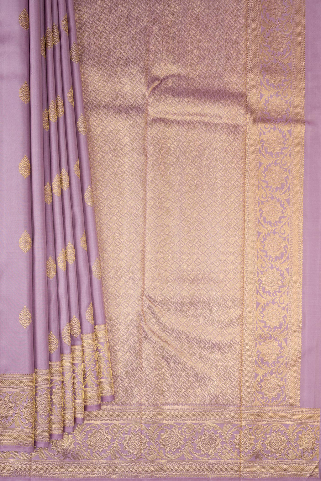 Pleats and pallu of Pure Silk Pure Zari Lavender Dual Tone Kanjivaram Saree with Zari Butta on the body and Zari Border. 