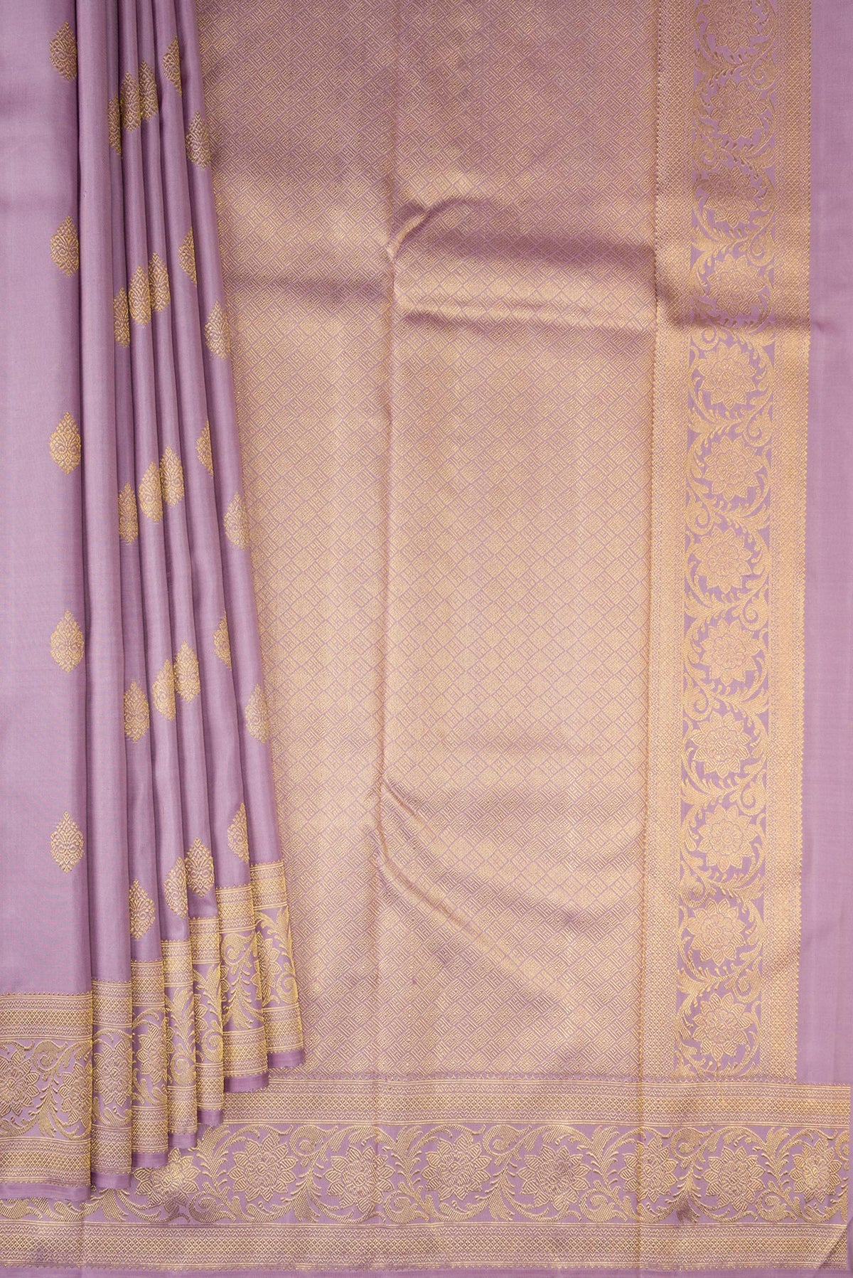 Pleats and pallu of Pure Silk Pure Zari Lavender Dual Tone Kanjivaram Saree with Zari Butta on the body and Zari Border. 