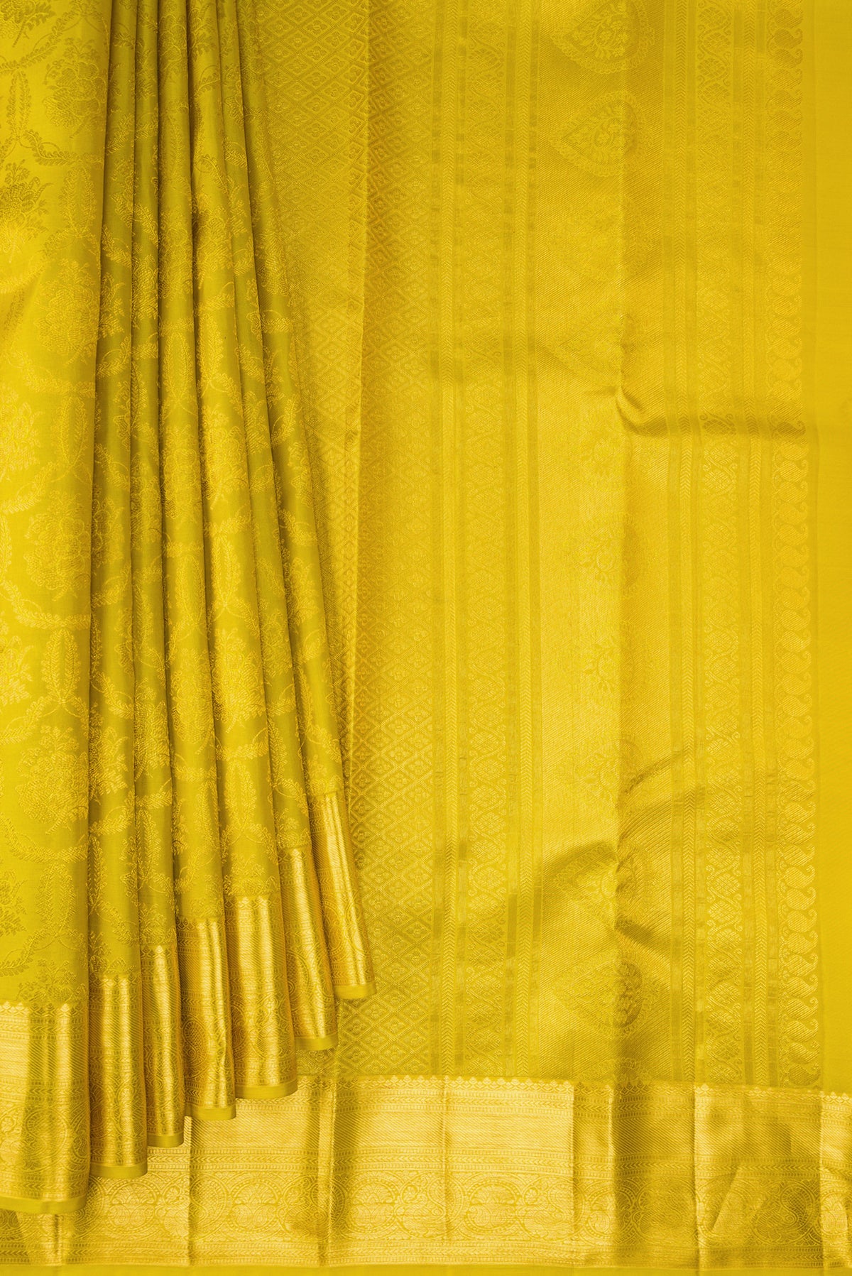 Pleats and pallu of Pure Silk Green Dual Tone Kanjivaram Saree with Zari Brocade on the body and Zari Border. 