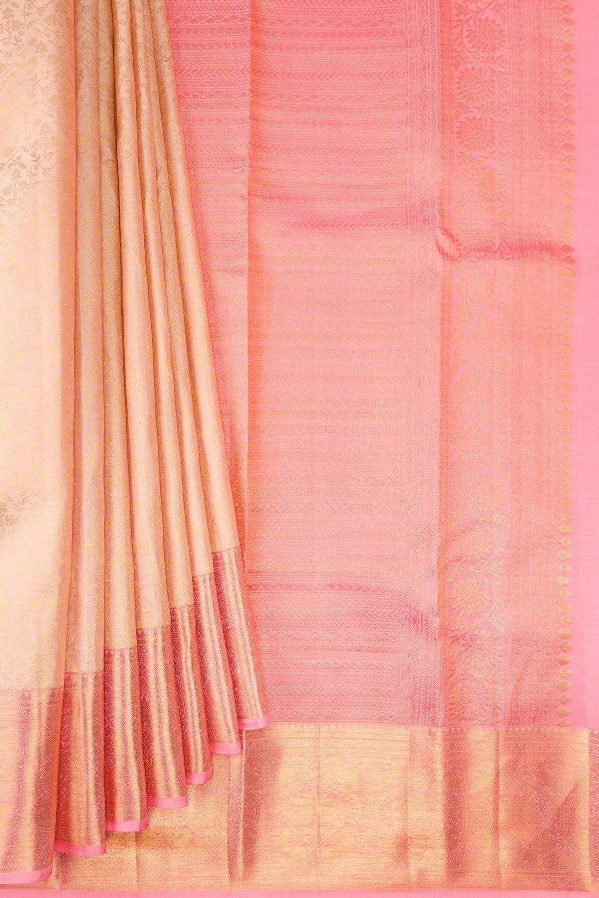 Pleats and pallu of Pure Silk Golden Peach Dual Tone Kanchipuram Saree with Zari Brocade on the body and Zari Border. 