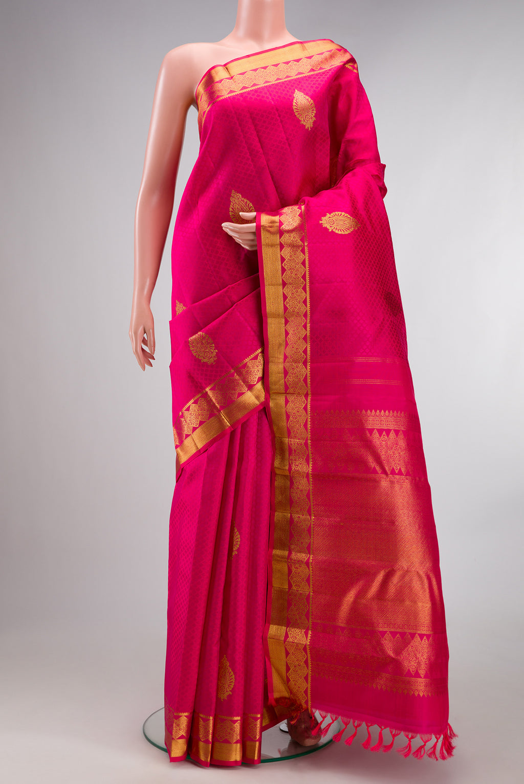 Pure Silk Pink Dual Tone Kanchipuram Saree with Jacquard With Zari Butta on the body and Fancy Border.  displayed on a mannequin