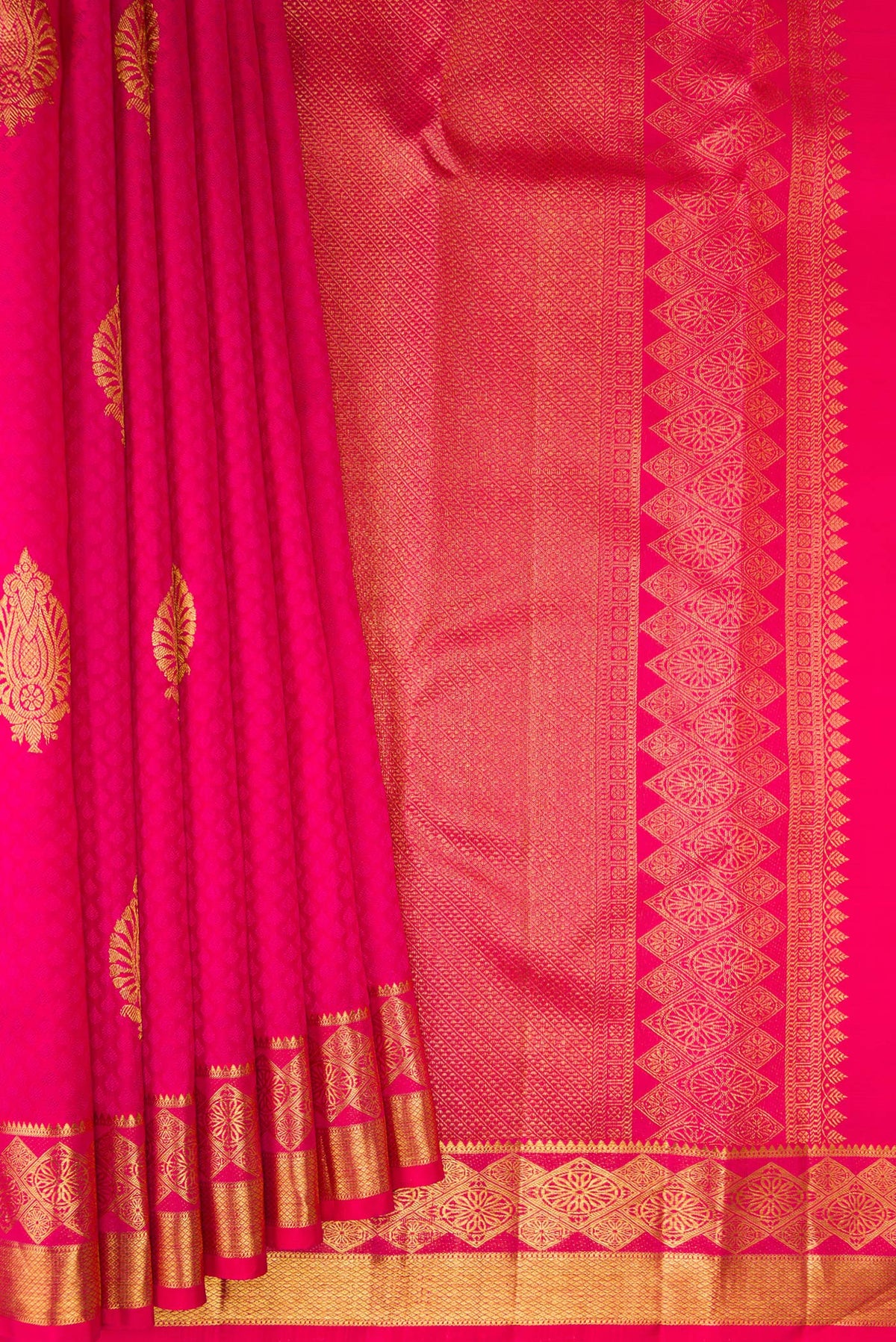 Pleats and pallu of Pure Silk Pink Dual Tone Kanchipuram Saree with Jacquard With Zari Butta on the body and Fancy Border. 