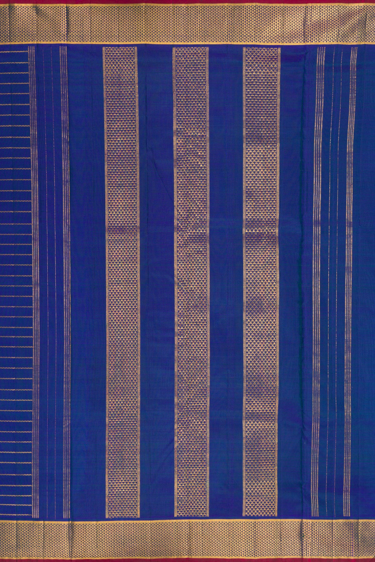 Close up image of the pallu of Pure Silk Peacock Blue Dual Tone Kanjivaram Nine Yards Saree with Veldhari on the body and Zari Border. 