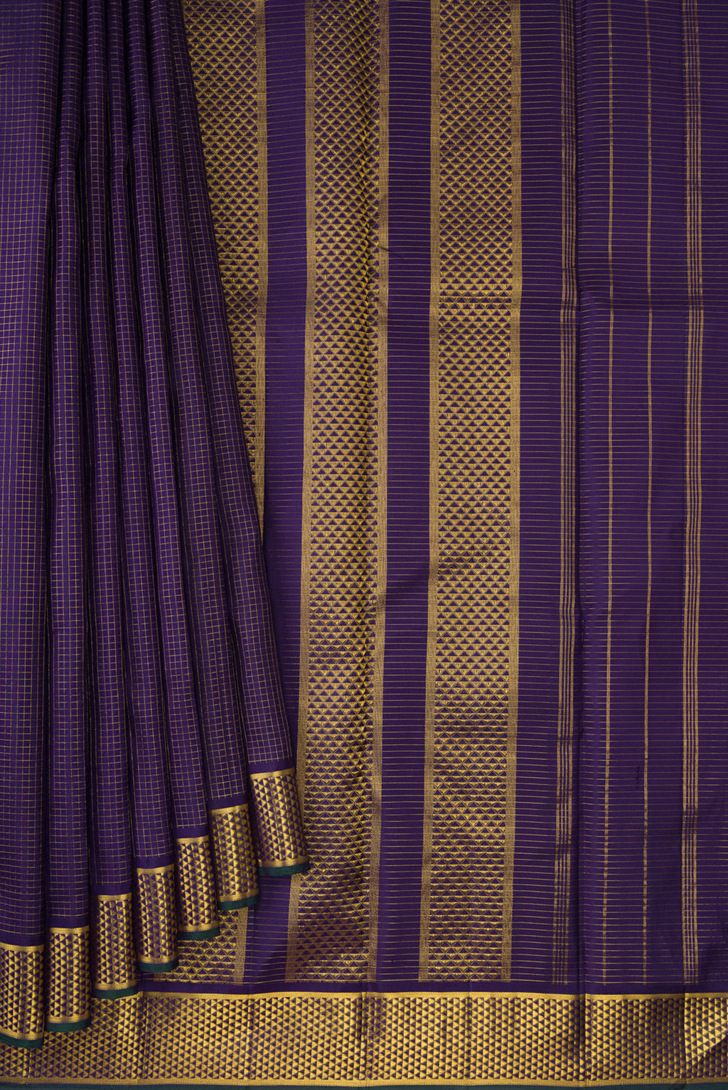 Pleats and pallu of Pure Silk Navy Blue Kanchipuram Saree with Checked design on the body and Zari Border. 