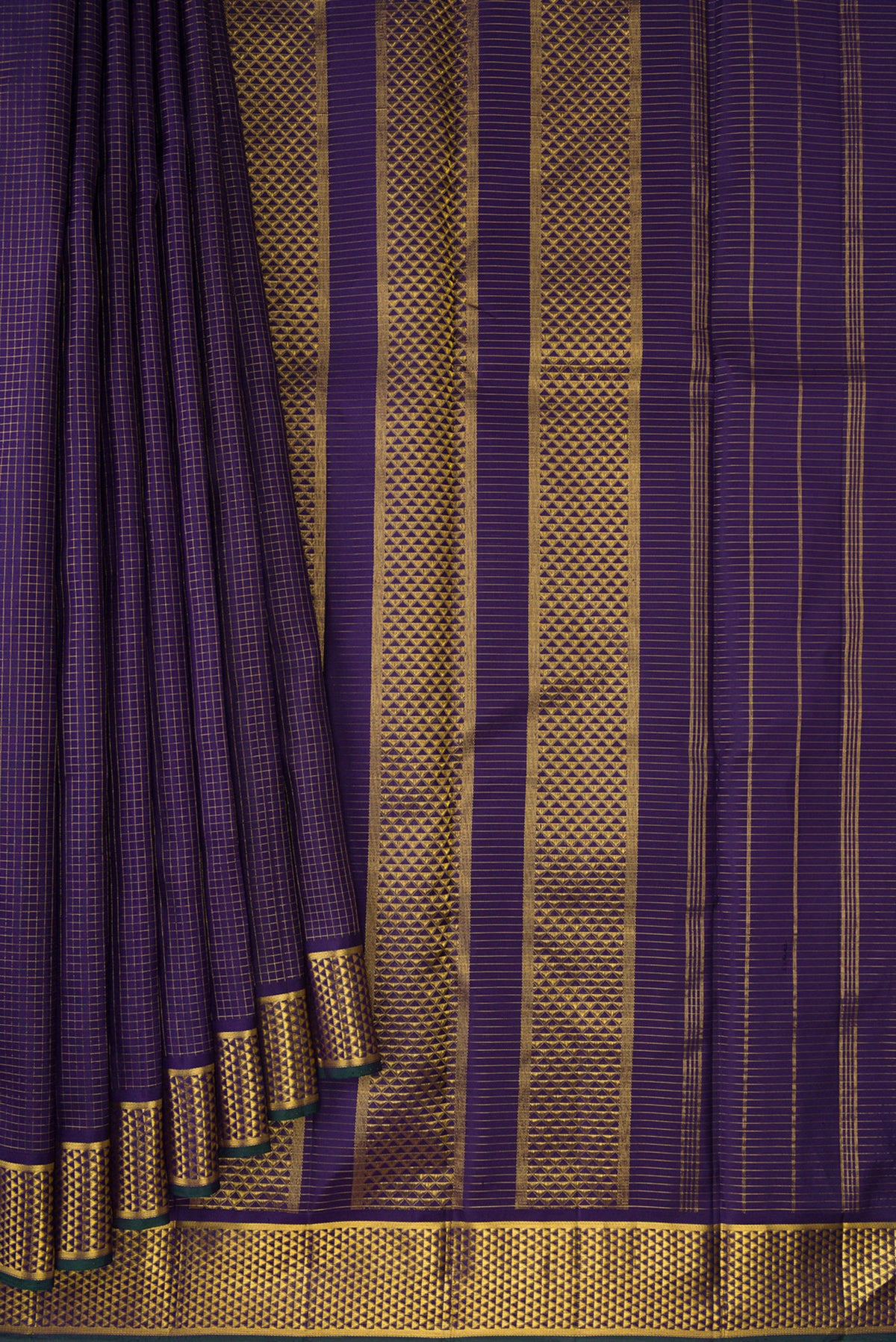 Pleats and pallu of Pure Silk Navy Blue Kanchipuram Saree with Checked design on the body and Zari Border. 