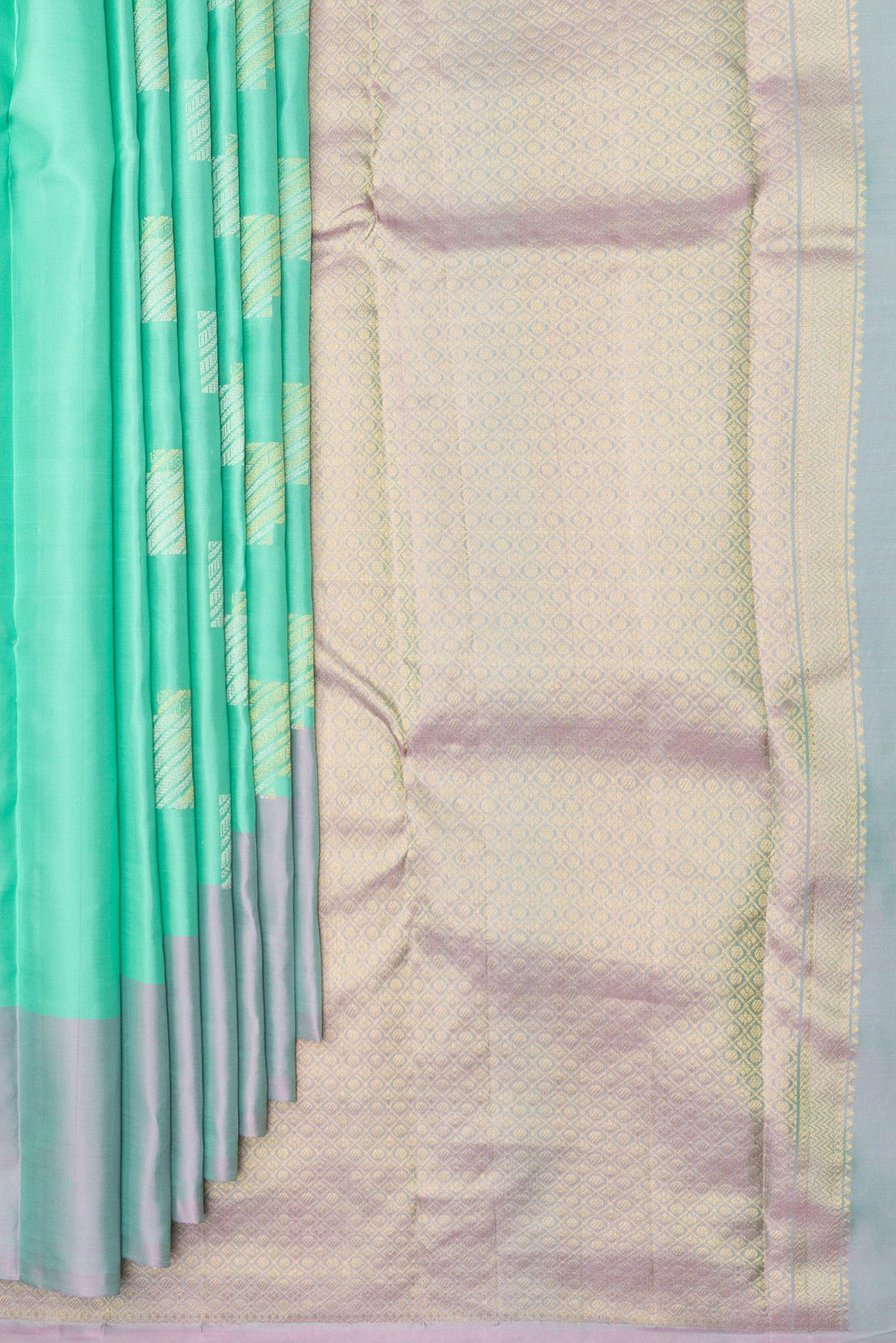 Pleats and pallu of Pure Silk Sea Green Dual Tone Kanchipuram Saree with Zari Butta on the body and Plain Border. 