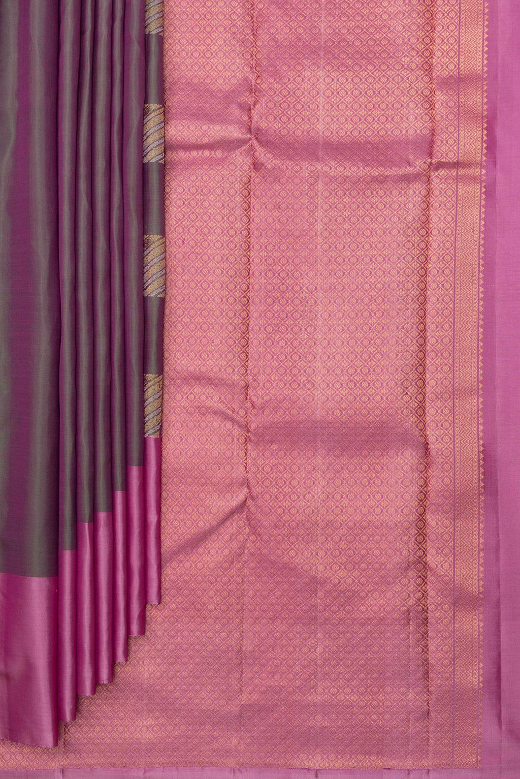 Pleats and pallu of Pure Silk Green Dual Tone Kanchipuram Saree with Zari Butta on the body and Plain Border. 