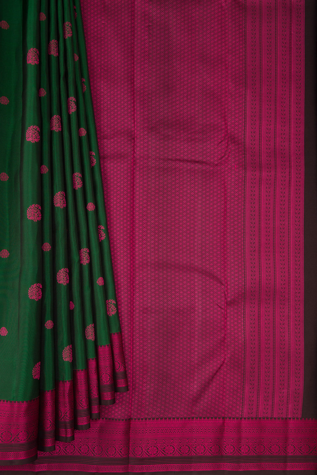 Pleats and pallu of Pure Silk Bottle Green Dual Tone Kanchipuram Saree with Thread Butta on the body and Thread Border. 