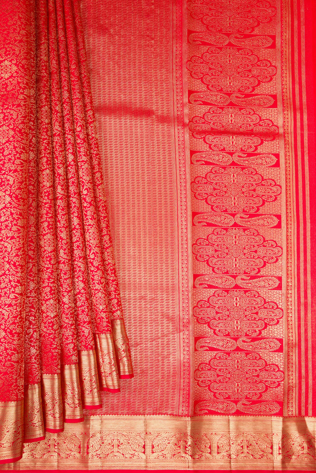 Pleats and pallu of Pure Silk Red Dual Tone Kanchipuram Saree with Zari Brocade on the body and Zari Border. 