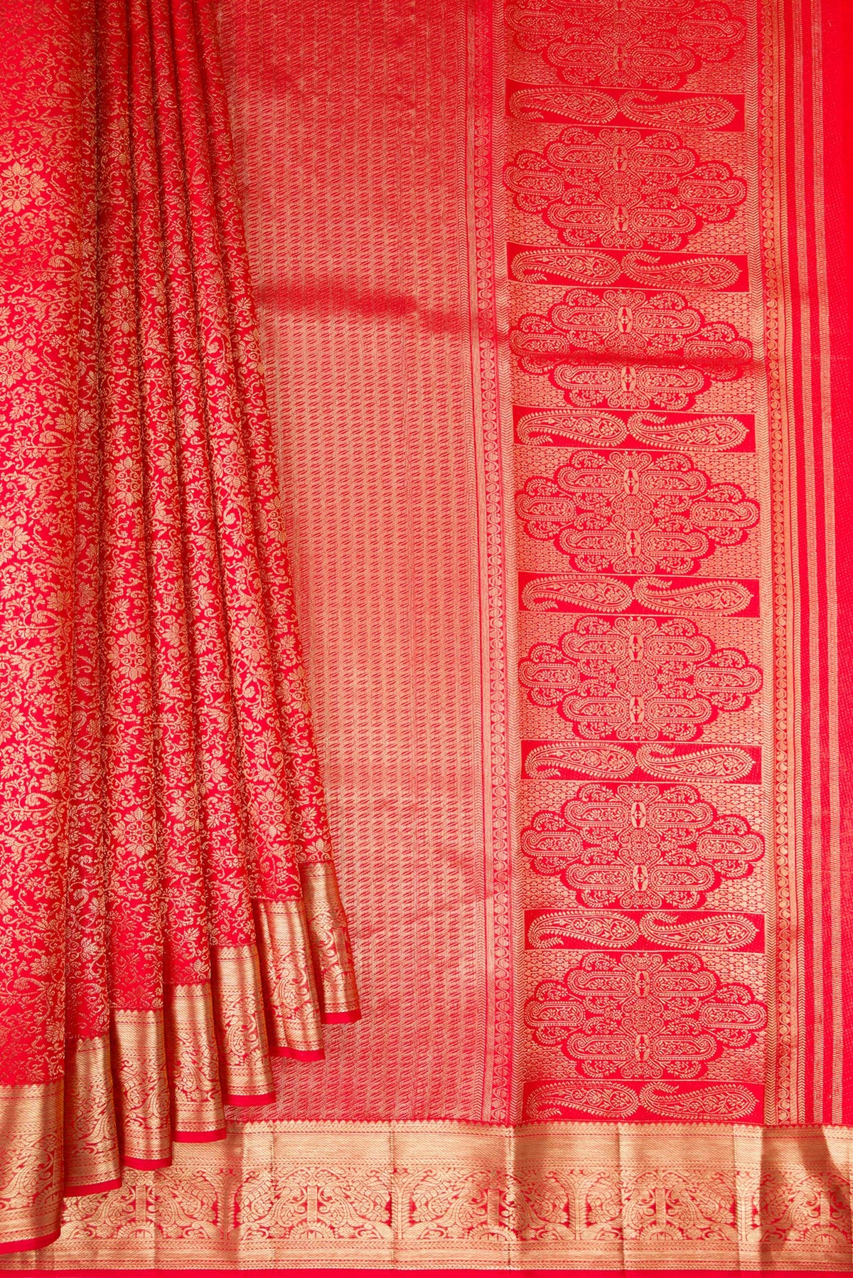 Pleats and pallu of Pure Silk Red Dual Tone Kanchipuram Saree with Zari Brocade on the body and Zari Border. 