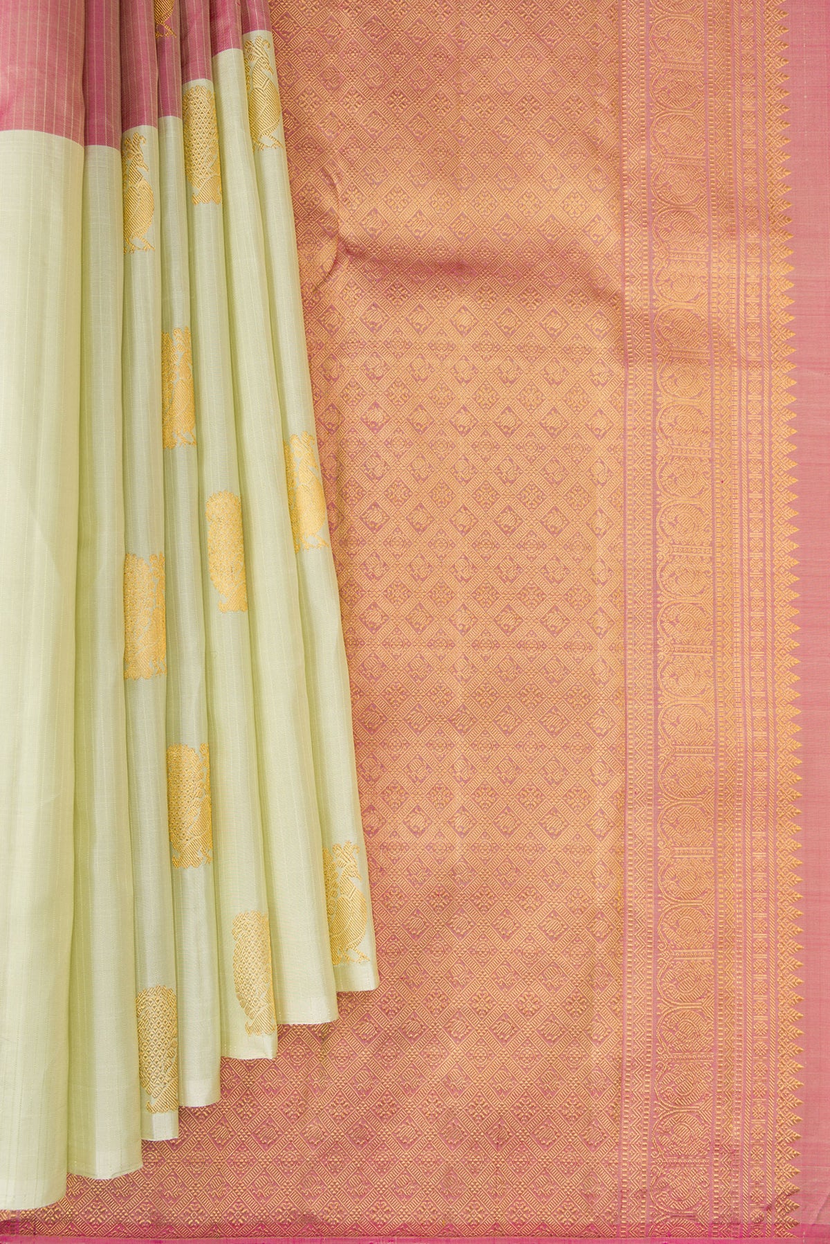 Pleats and pallu of Pure Silk Pista Green and Peach Color Kanchipuram Saree with Half And Half on the body and Without Border. 