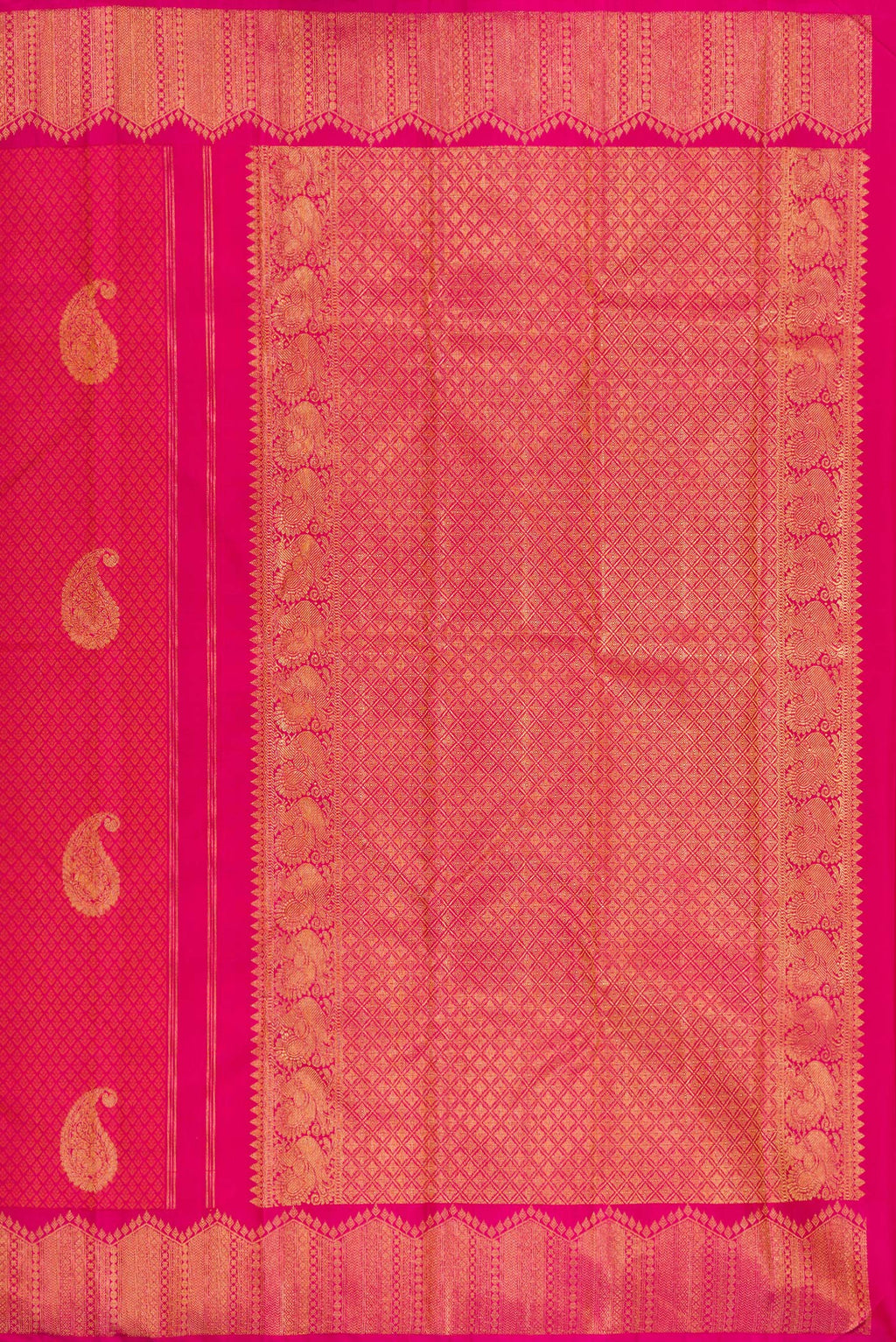 Close up image of the pallu of Pure Silk Dark Pink Dual Tone Kanchipuram Saree with Jacquard With Zari Butta on the body and Fancy Border. 