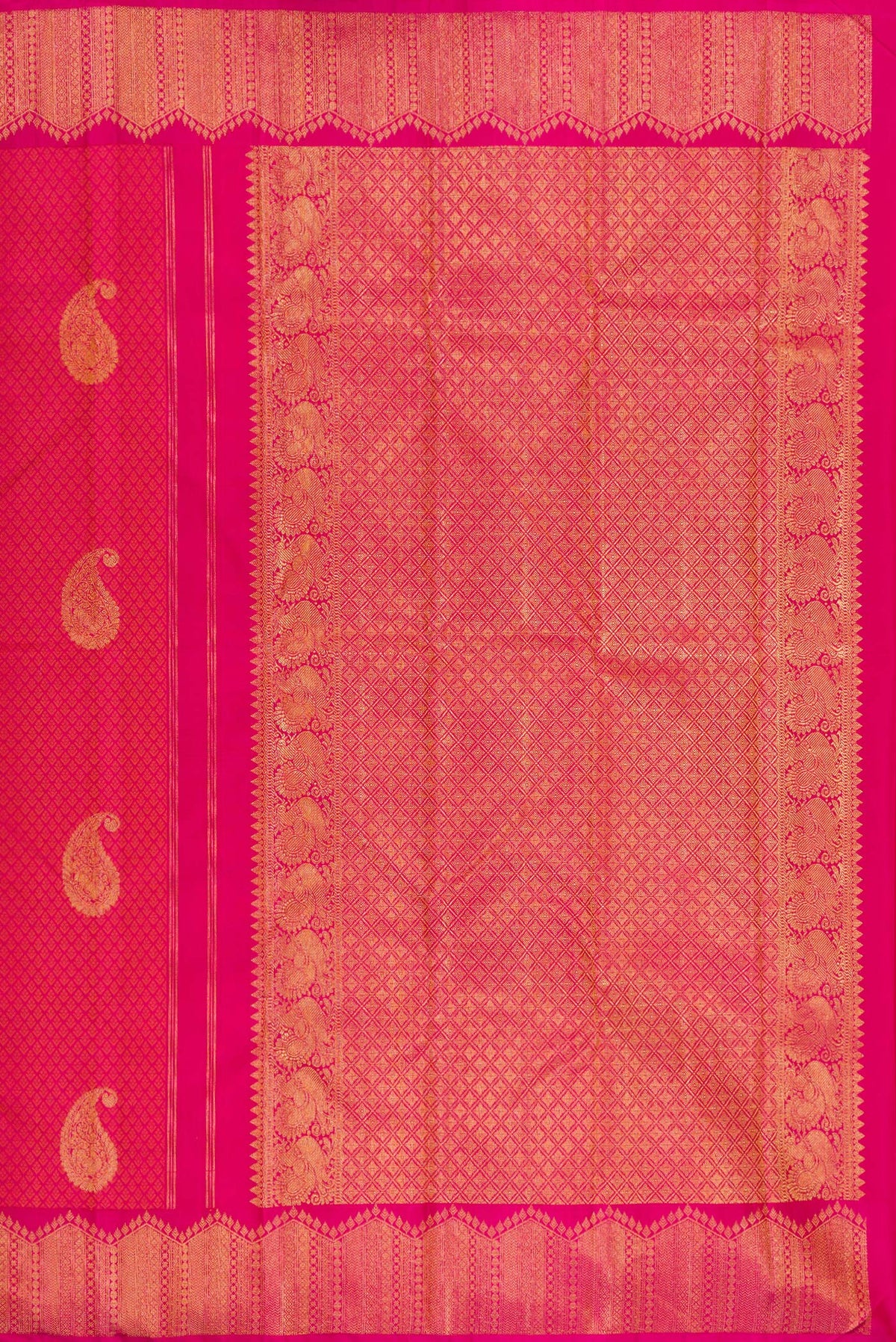 Close up image of the pallu of Pure Silk Dark Pink Dual Tone Kanchipuram Saree with Jacquard With Zari Butta on the body and Fancy Border. 