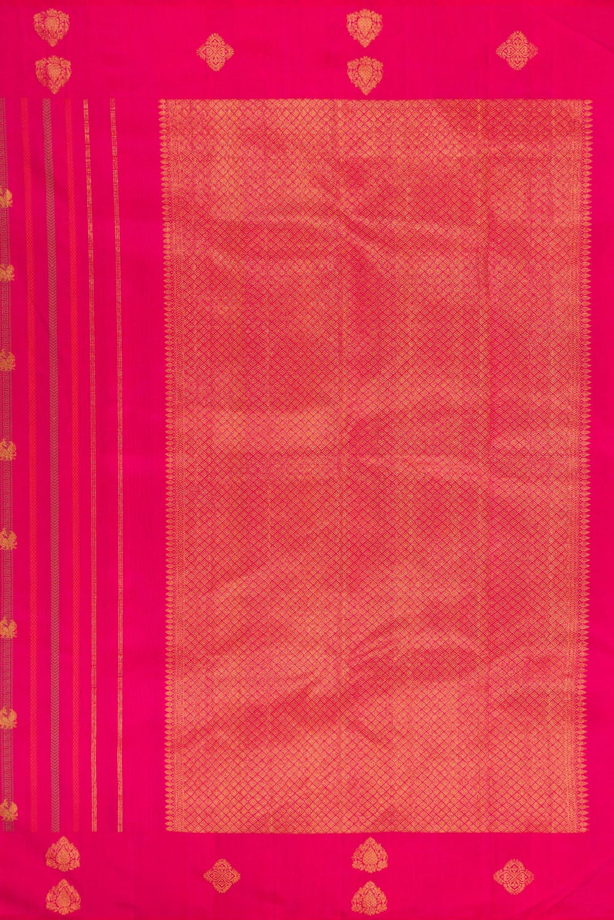 Close up image of the pallu of Pure Silk Dark Pink Dual Tone Kanjivaram Saree with Stripes on the body and Without Border. 