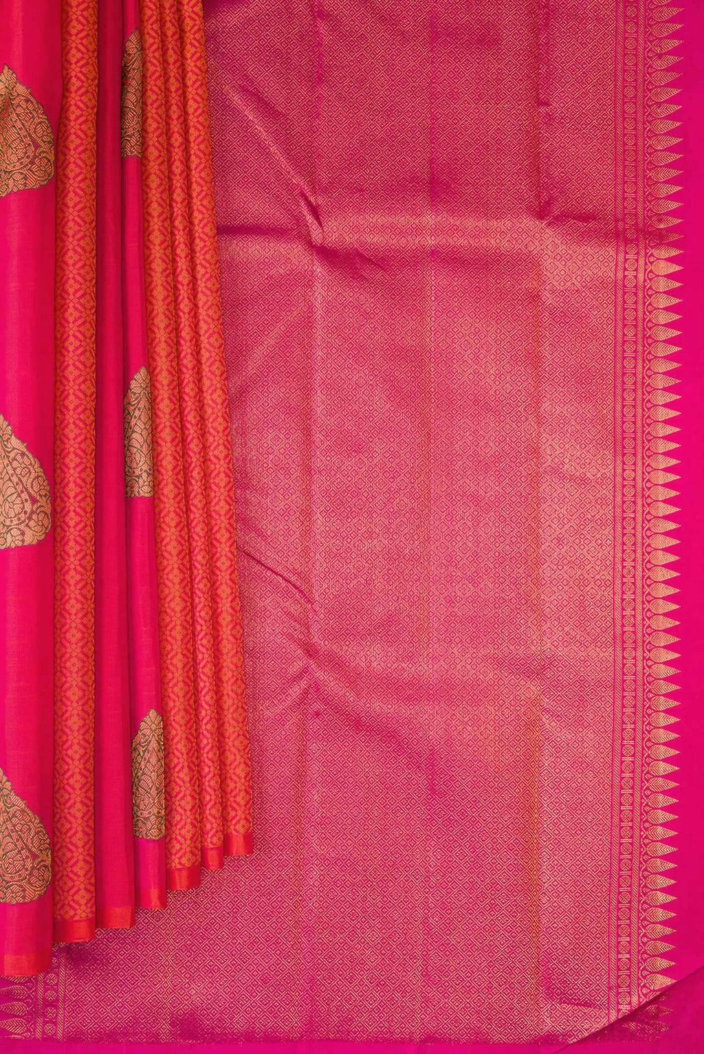 Pleats and pallu of Pure Silk Pink Dual Tone Kanjivaram Saree with Jacquard With Zari Butta on the body and Without Border. 