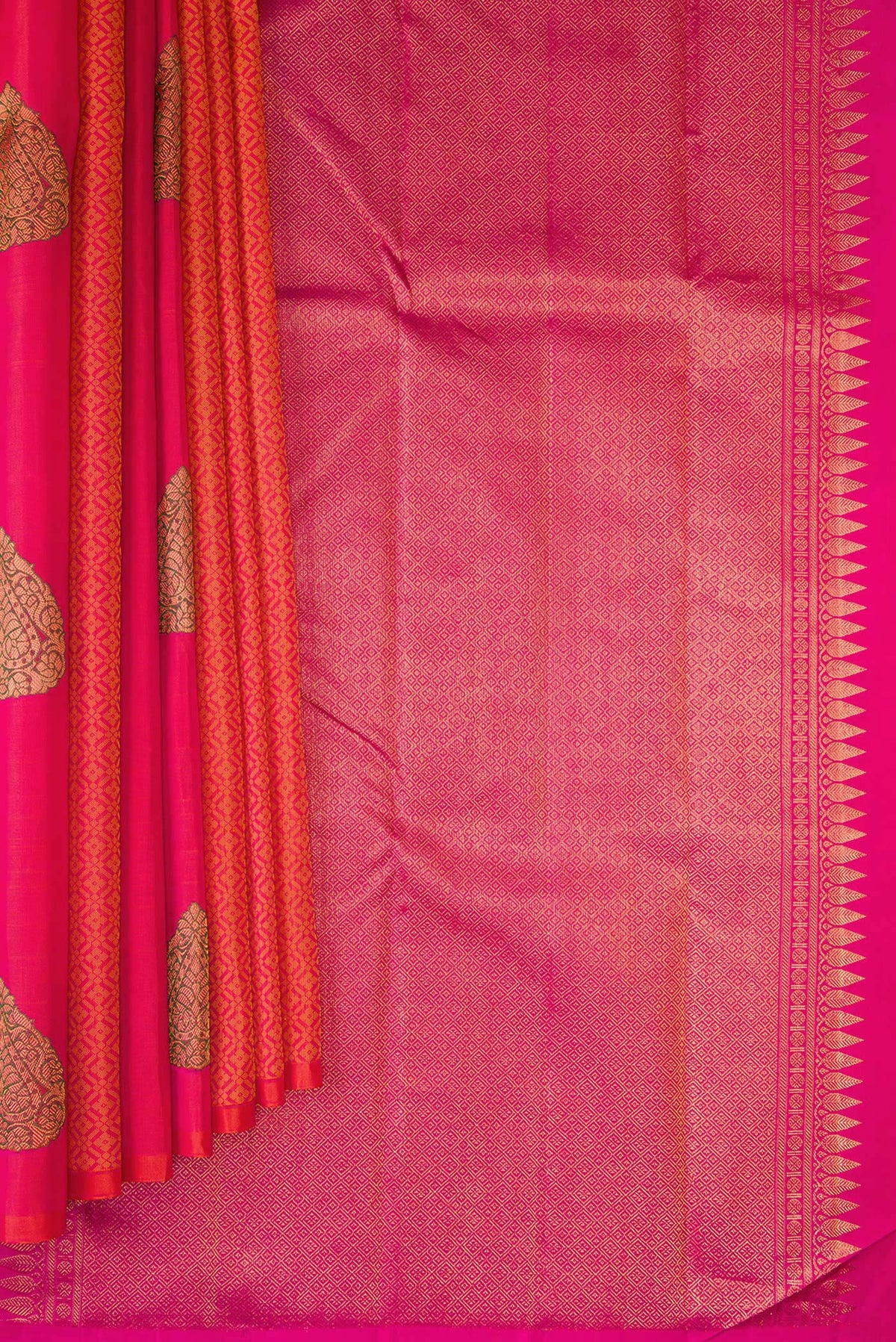 Pleats and pallu of Pure Silk Pink Dual Tone Kanjivaram Saree with Jacquard With Zari Butta on the body and Without Border. 