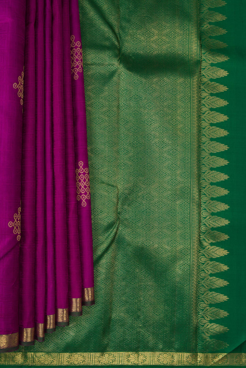 Pleats and pallu of Pure Silk Magenta Kanjivaram Saree with Jacquard With Zari Butta on the body and Zari Border. 