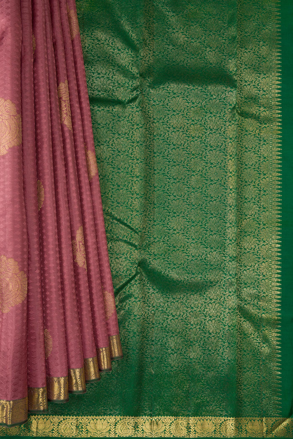 Pleats and pallu of Pure Silk Peach Kanjivaram Saree with Jacquard With Zari Butta on the body and Zari Border. 