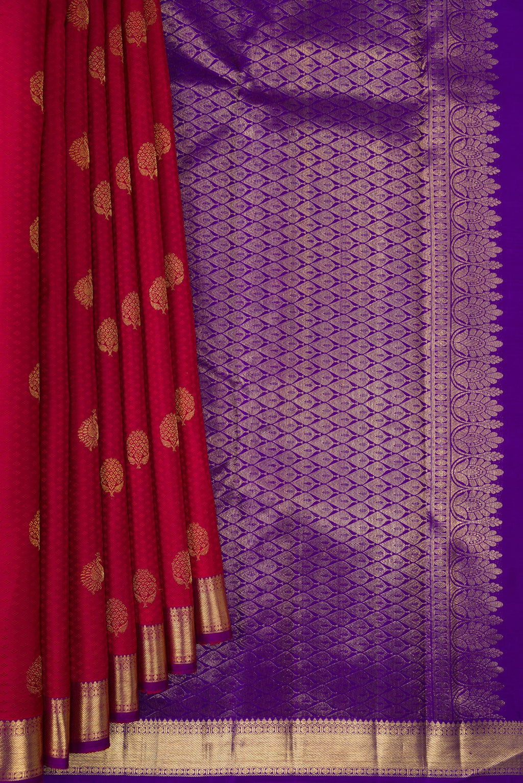 Pleats and pallu of Pure Silk Red Kanjivaram Saree with Jacquard With Zari Butta on the body and Zari Border. 