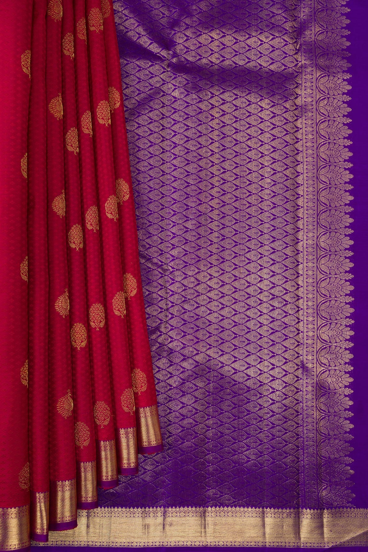Pleats and pallu of Pure Silk Red Kanjivaram Saree with Jacquard With Zari Butta on the body and Zari Border. 