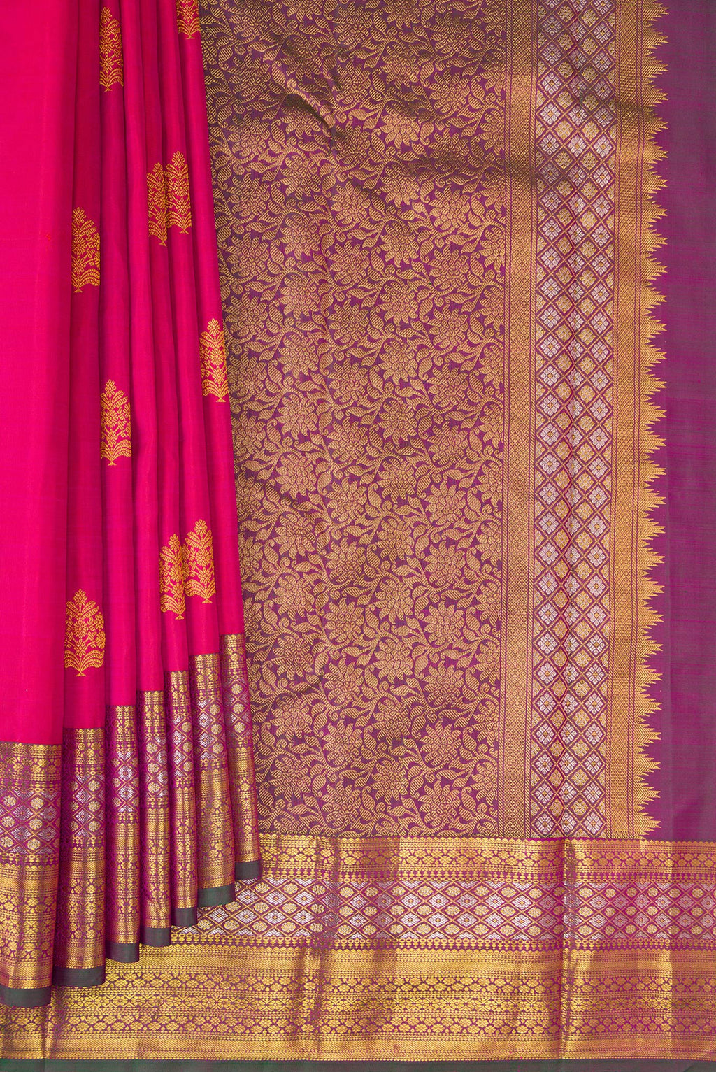 Pleats and pallu of Pure Silk Dark Pink Dual Tone Kanjivaram Saree with Zari Butta on the body and Zari Border. 