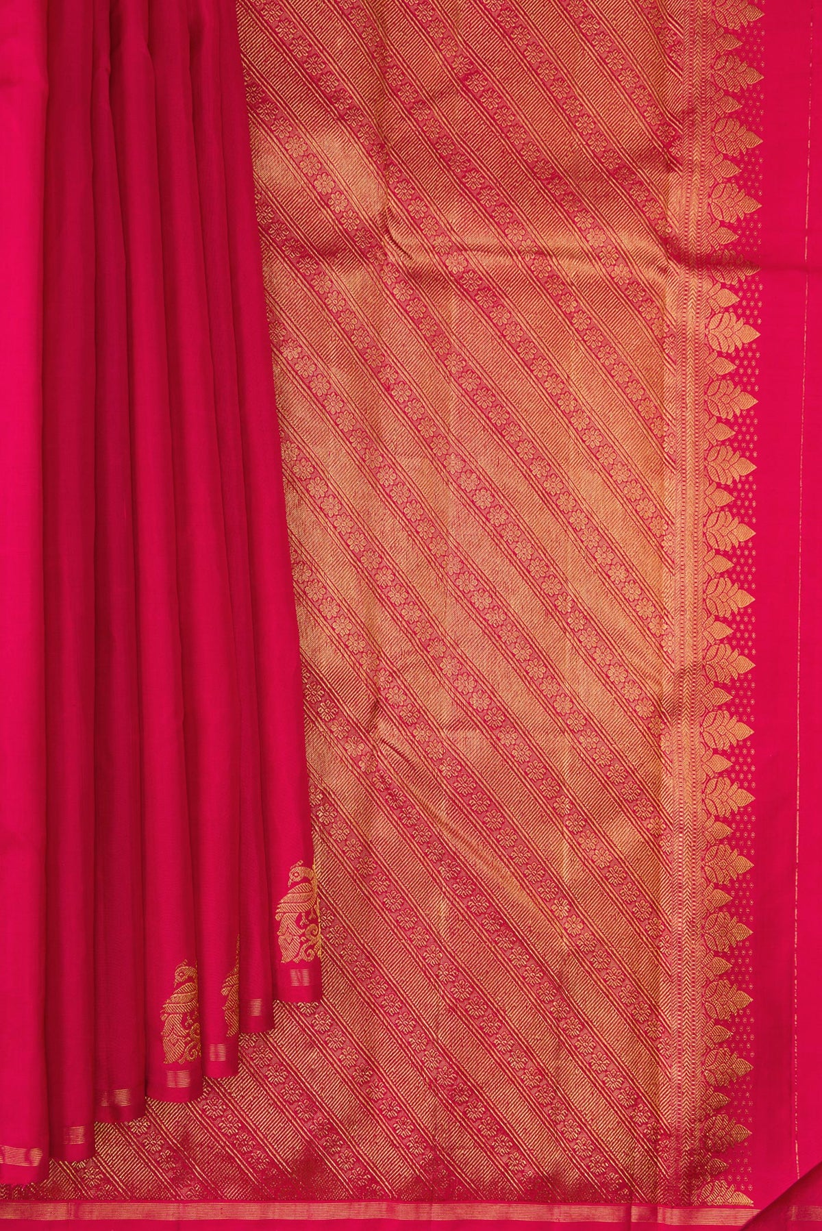 Pleats and pallu of Pure Silk Dark Pink Dual Tone Kanchipuram Saree with Plain Body and Fancy Border. 