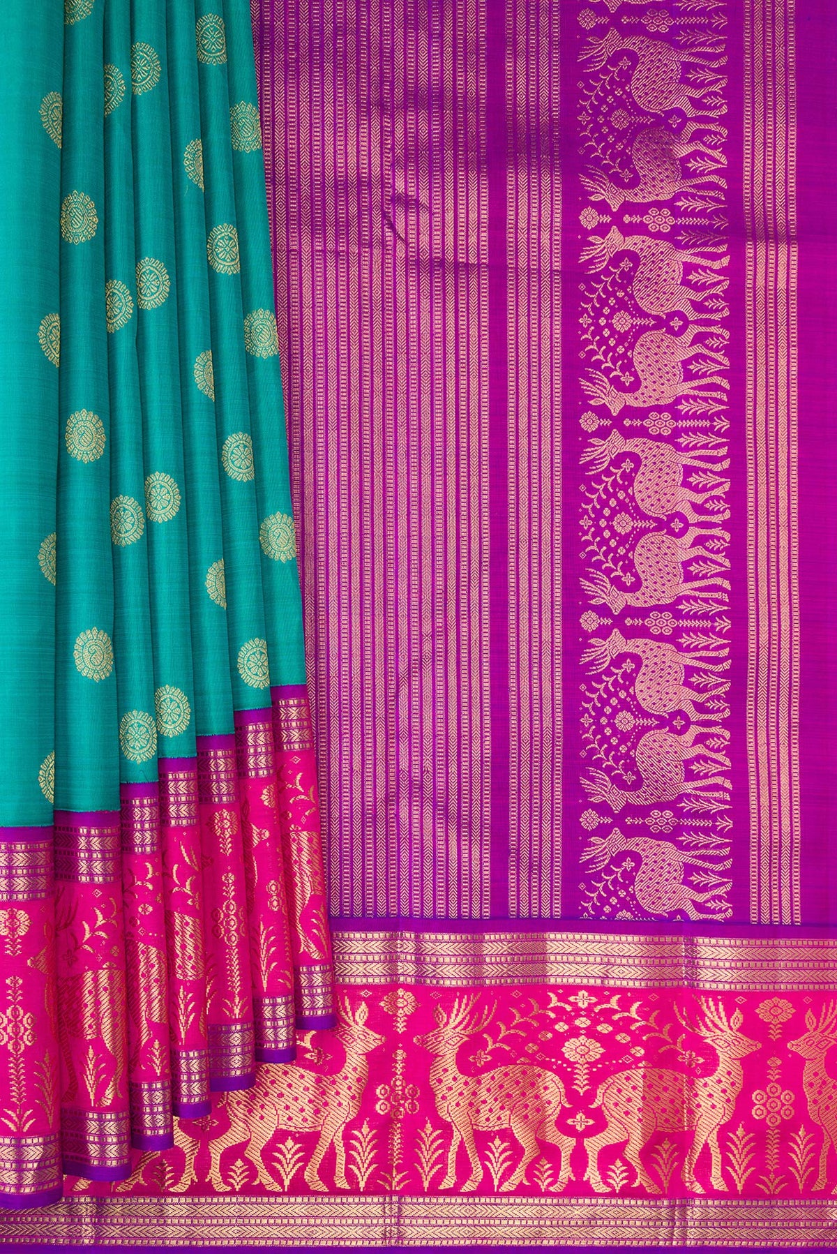 Pleats and pallu of Pure Silk Sea Green Dual Tone Kanjivaram Saree with Zari Butta on the body and Fancy Border. 