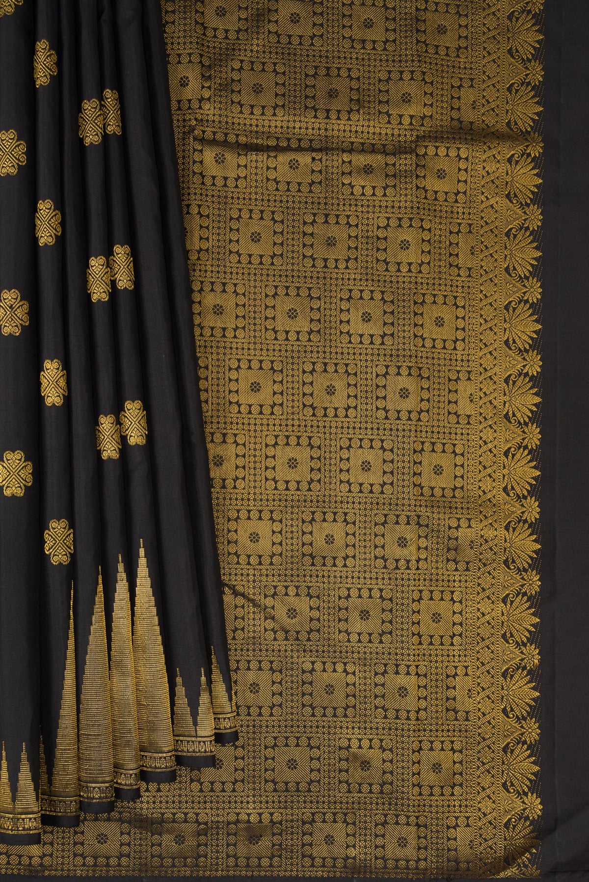 Pleats and pallu of Pure Silk Pure Zari Black Dual Tone Kanjivaram Saree with Zari Butta on the body and Zari Border. 