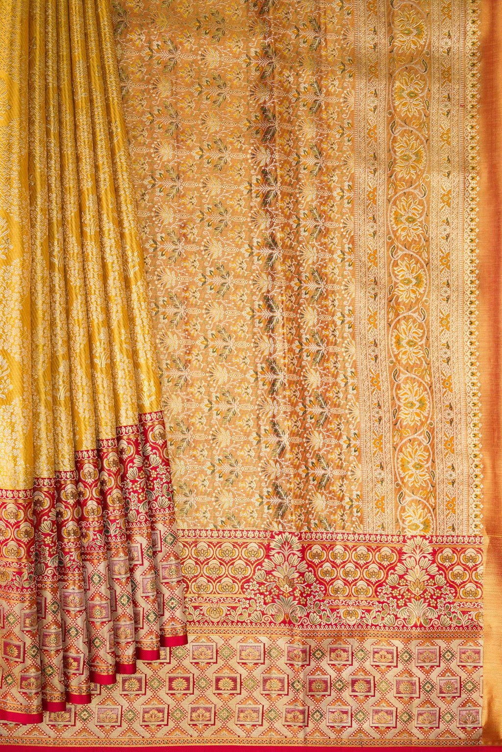 Pleats and pallu of Pure Silk Gold Dual Tone Kanchipuram Tissue Saree with Zari Brocade on the body and Fancy Border. 