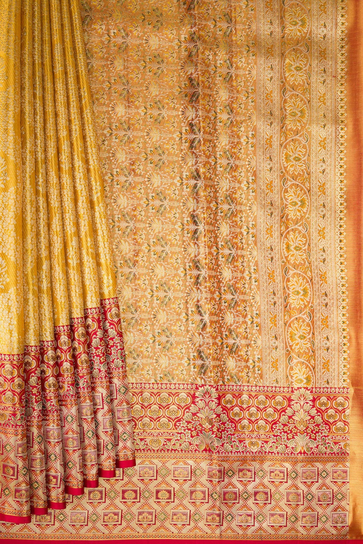 Pleats and pallu of Pure Silk Gold Dual Tone Kanchipuram Tissue Saree with Zari Brocade on the body and Fancy Border. 