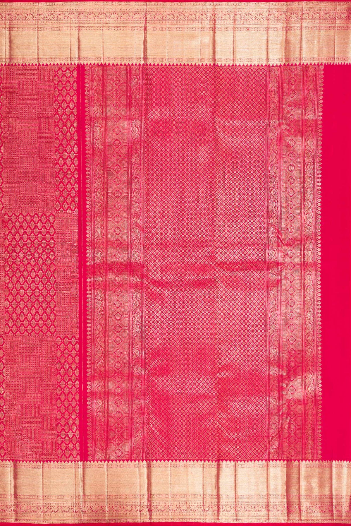 Close up image of the pallu of Pure Silk Pink Dual Tone Kanchipuram Saree with Zari Brocade on the body and Zari Border. 