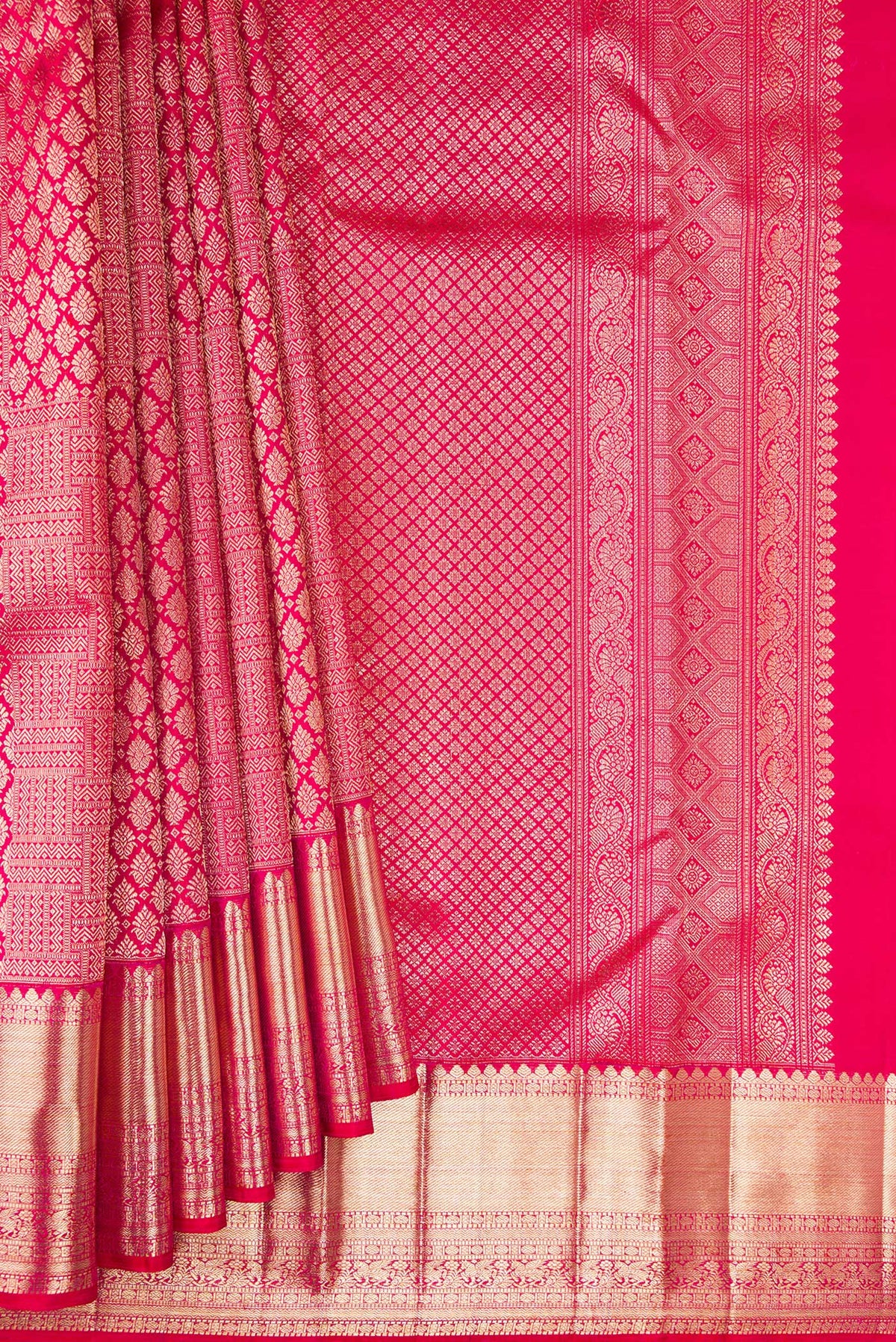 Pleats and pallu of Pure Silk Pink Dual Tone Kanchipuram Saree with Zari Brocade on the body and Zari Border. 